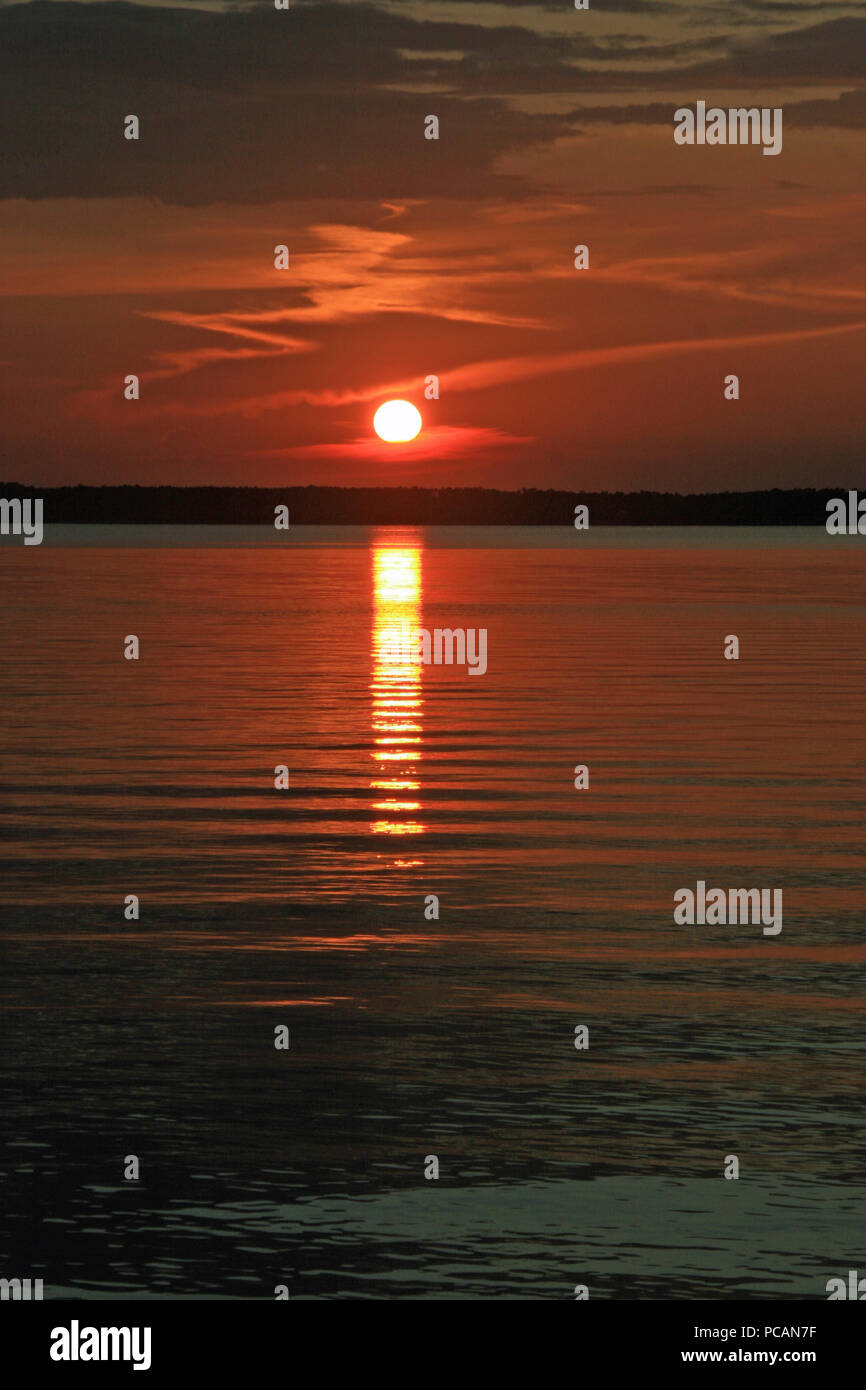Grassetto rosso arancione tramonto con le nuvole sulla Baia in Florida Foto Stock