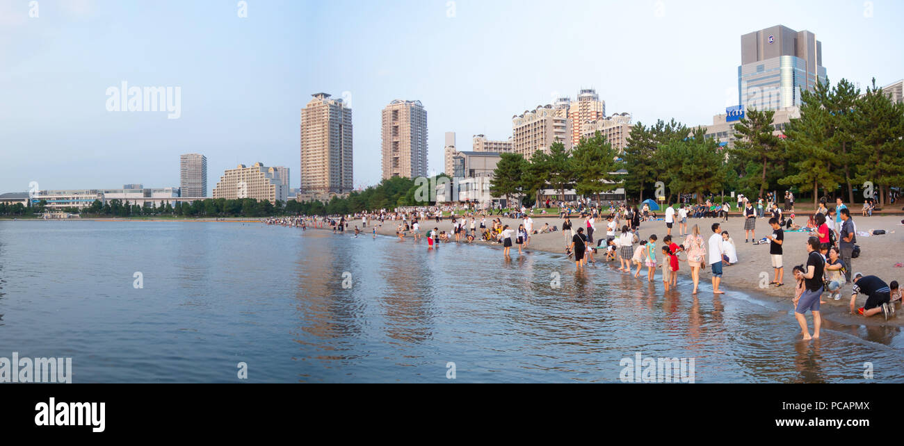 Il popolo giapponese su una spiaggia, Odaiba, presso Tokyo, Giappone Foto Stock