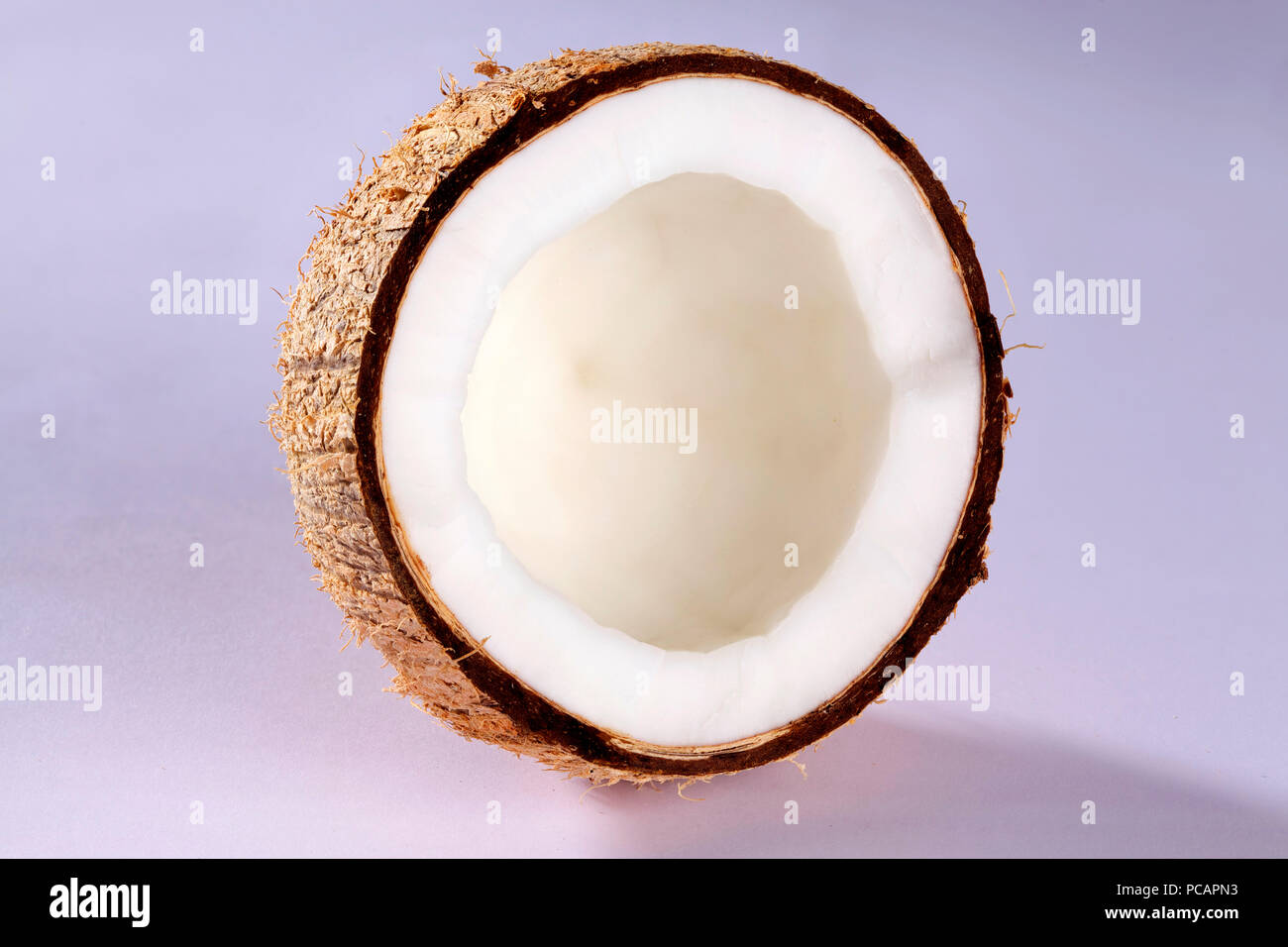 Cocco in bianco background.cutout di cocco Foto Stock