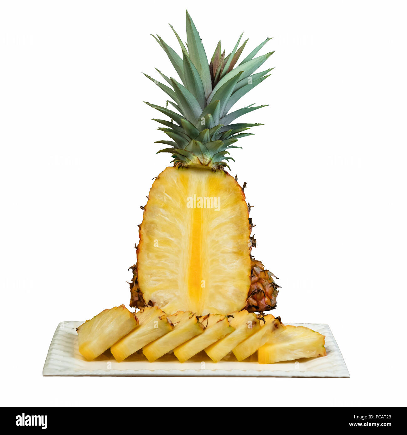 Ritaglio di ananas intaglio sulla piastra bianca tagliata a spicchi sfondo bianco Foto Stock