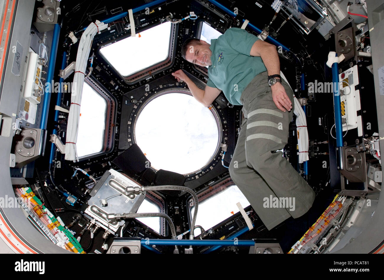 2010 - STS-130 il comandante George Zamka in posa per una foto della Cupola durante la spedizione 22 / STS-130 operazioni congiunte. Foto Stock