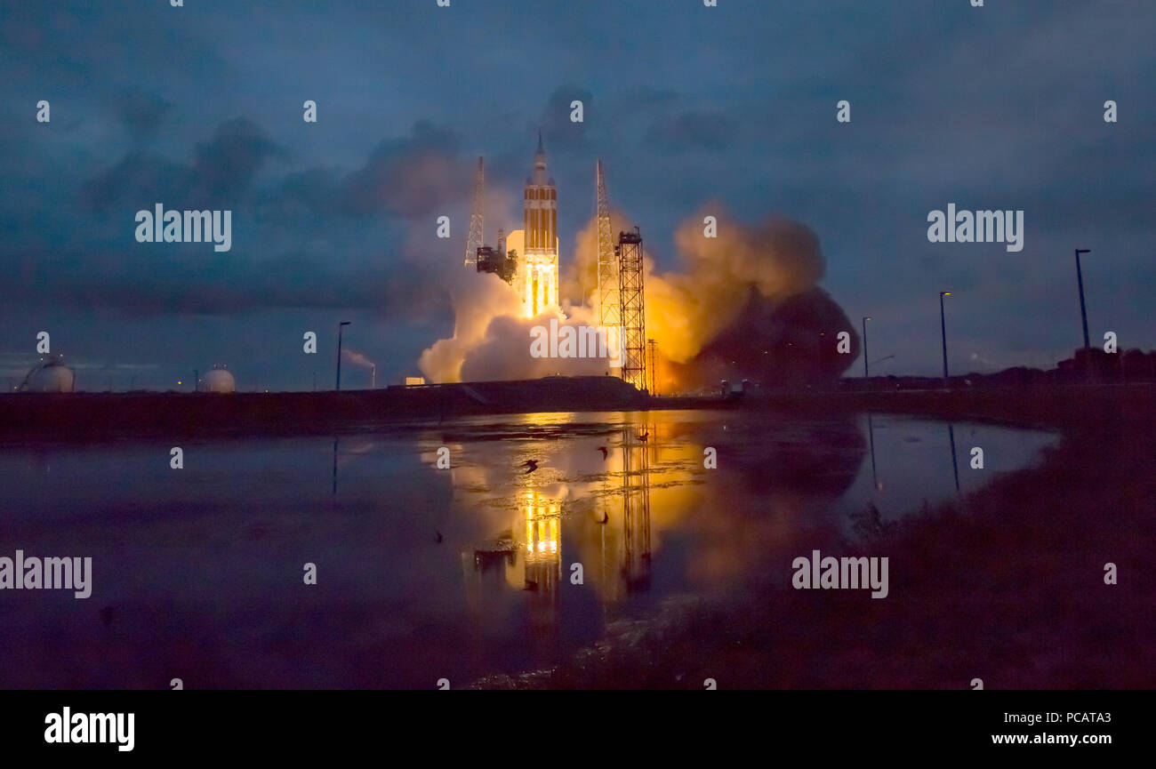 La United Launch Alliance Delta IV Heavy a razzo con la NASA del veicolo spaziale Orion montato in cima, solleva da Cape Canaveral Air Force Station's Space Launch Complex 37 in corrispondenza di 7:05 a.m. EST, Venerdì, Dicembre 5, 2014, in Florida. Photo credit: (NASA/Bill Ingalls) Foto Stock