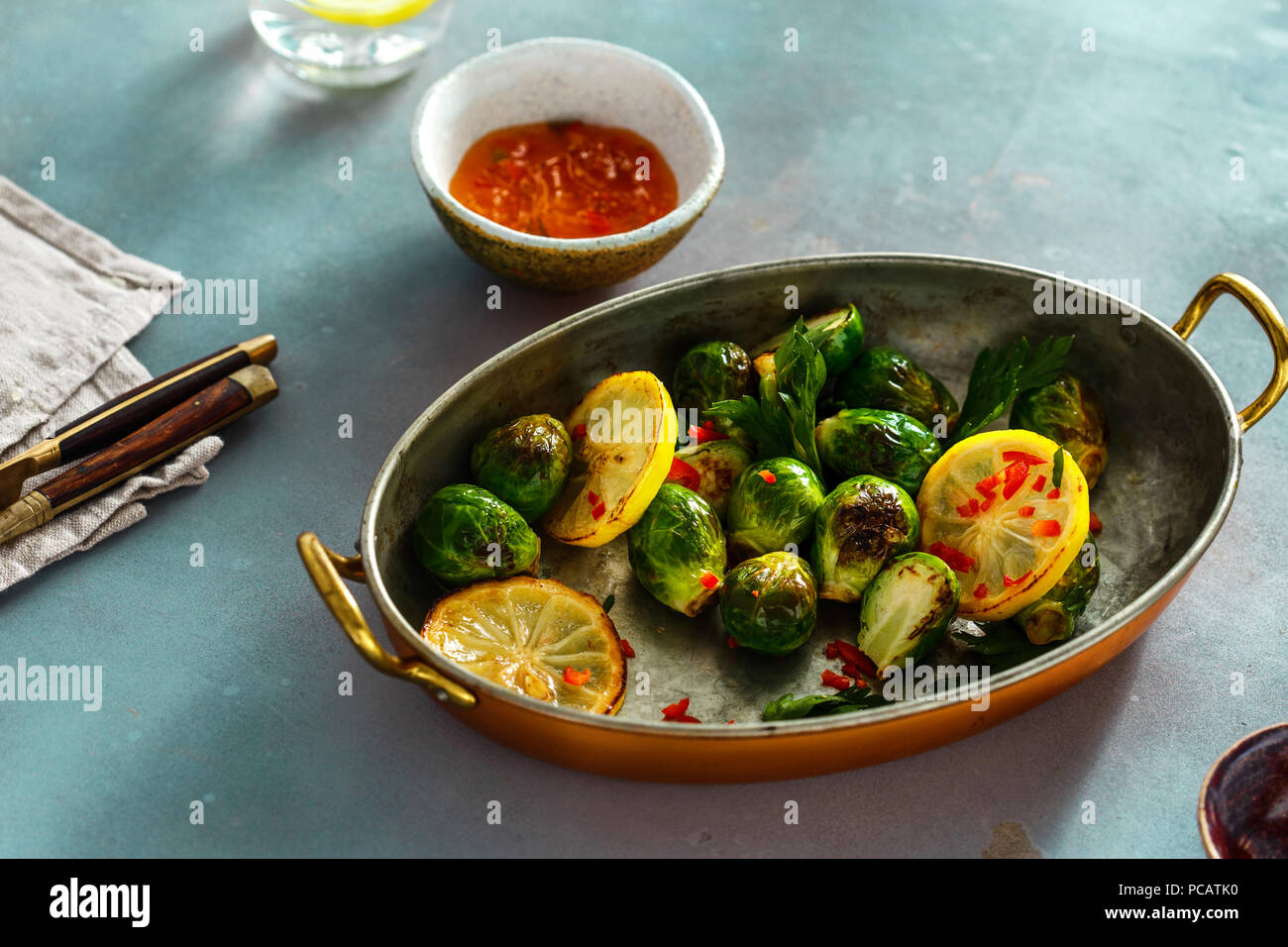Broccoli fritti serviti in ghisa padella sano cibo vegetariano Foto Stock