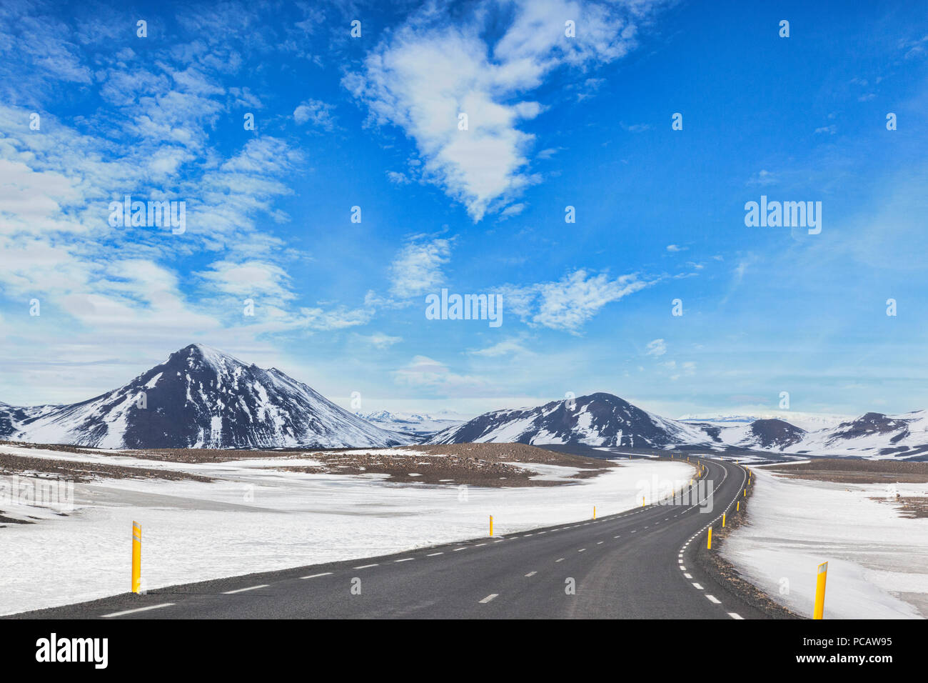 L'Islanda Ring Road nel nord dell'Islanda, passando attraverso il drammatico paesaggio di montagna. Foto Stock