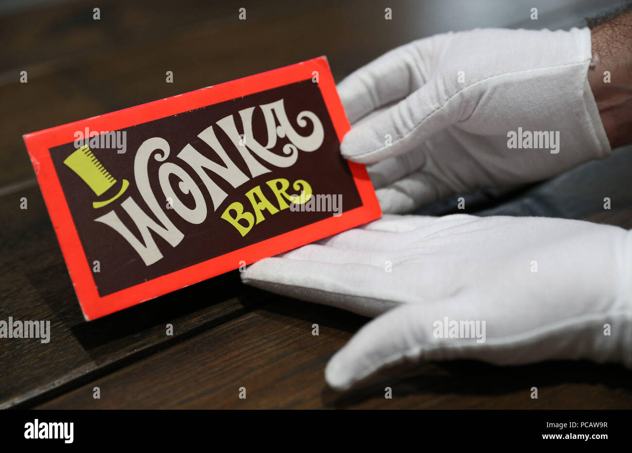 Un dipendente del Prop Store tiene un Wonka Bar dal film Willy Wonka & The Chocolate Factory (stima £8-10,000) nella sede principale del Prop Store vicino Rickmansworth davanti all'asta dal vivo dei cimeli di intrattenimento il 20 settembre. Foto Stock