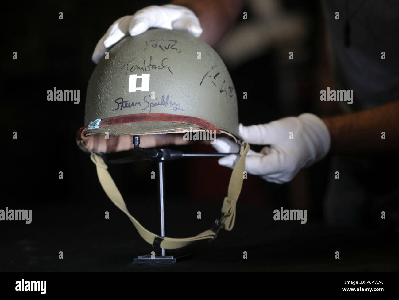 Un puntello dipendente del negozio può contenere un casco indossato da Tom  Hanks in Salvate il soldato Ryan, firmato da Tom Hanks e Steven Spielberg  (stima (&pound;10-15000), nel puntello Store sede vicino