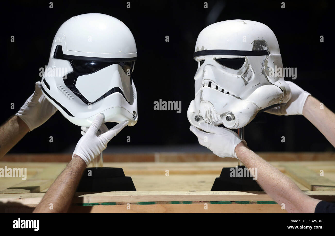 Caschi Stormtrooper da Star Wars: The Last Jedi (a sinistra) (stima  £30-50,000) e Star Wars: A New Hope (a destra) (stima £40-60,000) in  esposizione presso la sede principale del Prop Store vicino