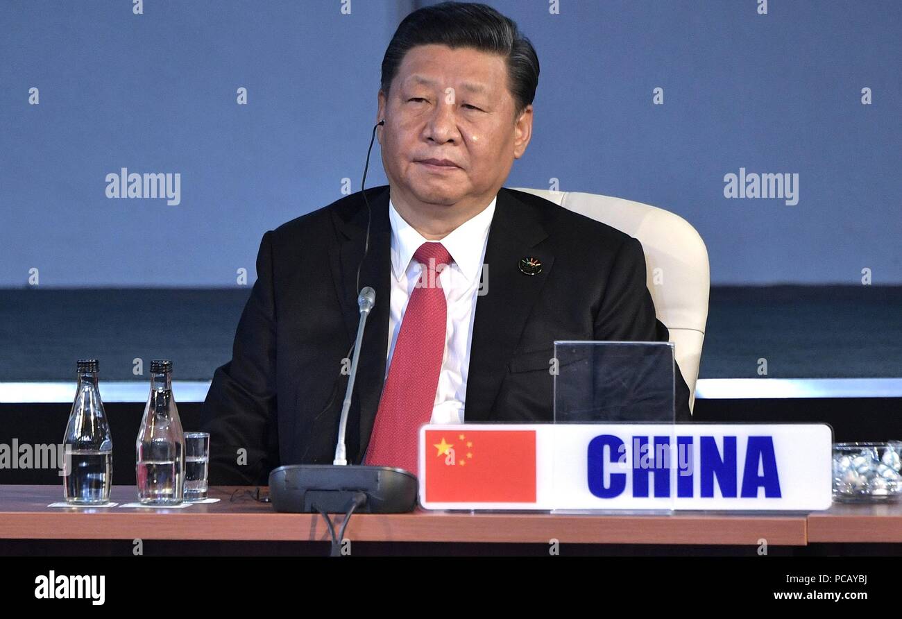 Il presidente cinese Xi Jinping durante un formato espanso riuniti nella seconda giornata del Vertice BRICS Luglio 27, 2018 a Johannesburg, in Sud Africa. Foto Stock