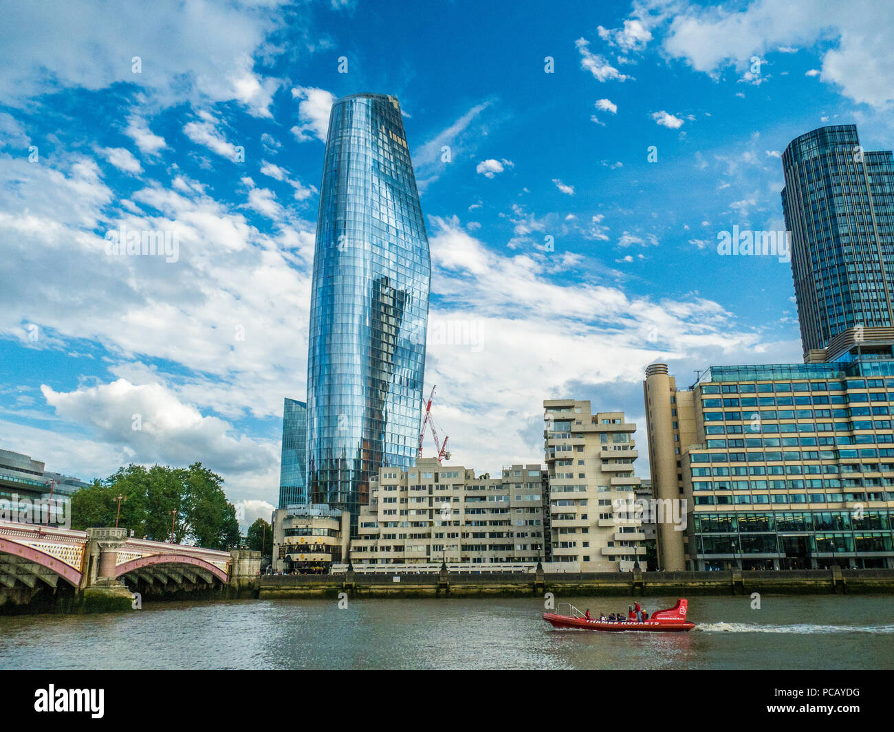 Proprietà lungo la riva sud del fiume Tamigi a Londra, Inghilterra Foto Stock
