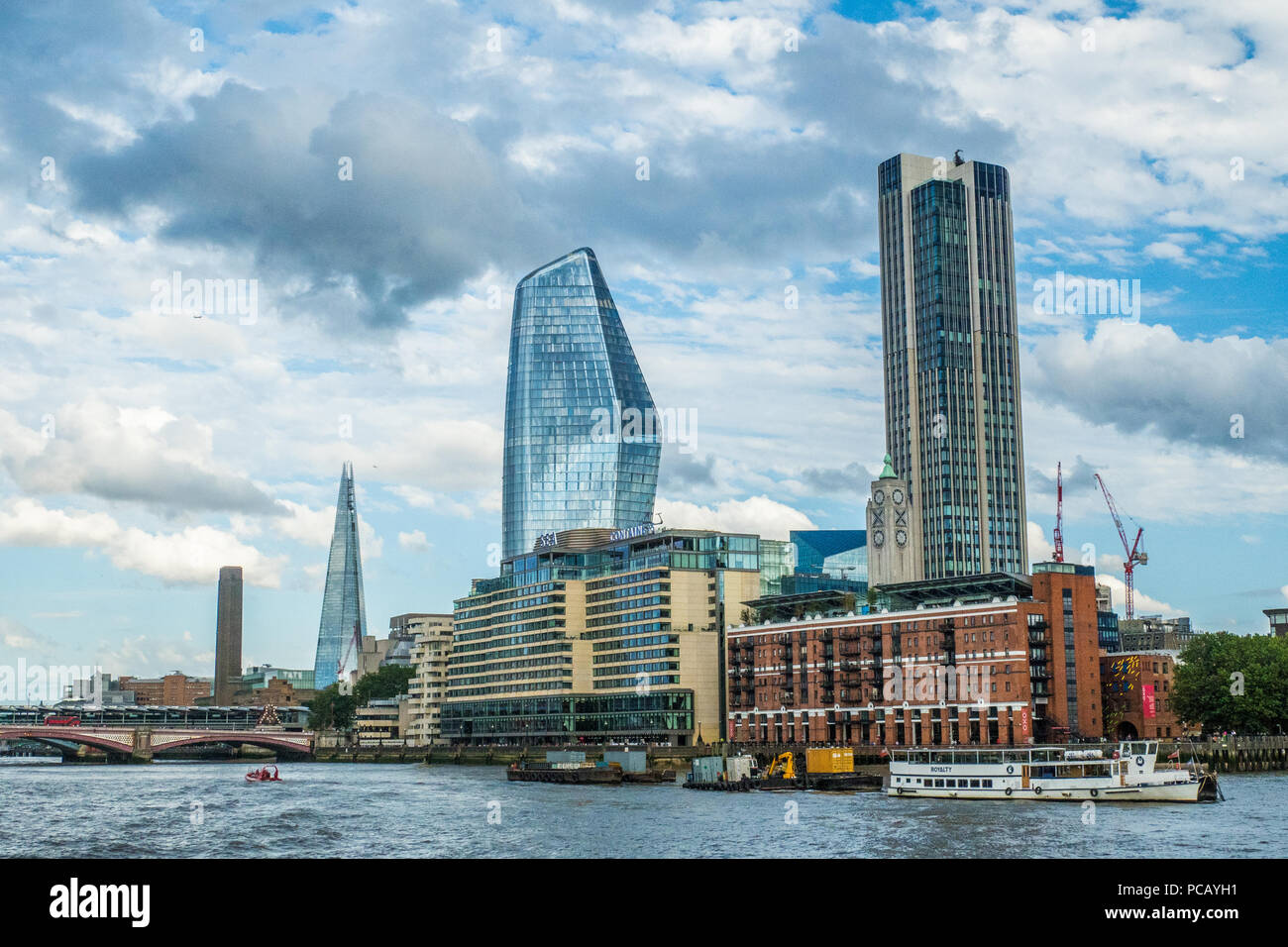 Proprietà lungo la riva sud del fiume Tamigi, Londra, Inghilterra con il grattacielo Shard sinistra. Foto Stock