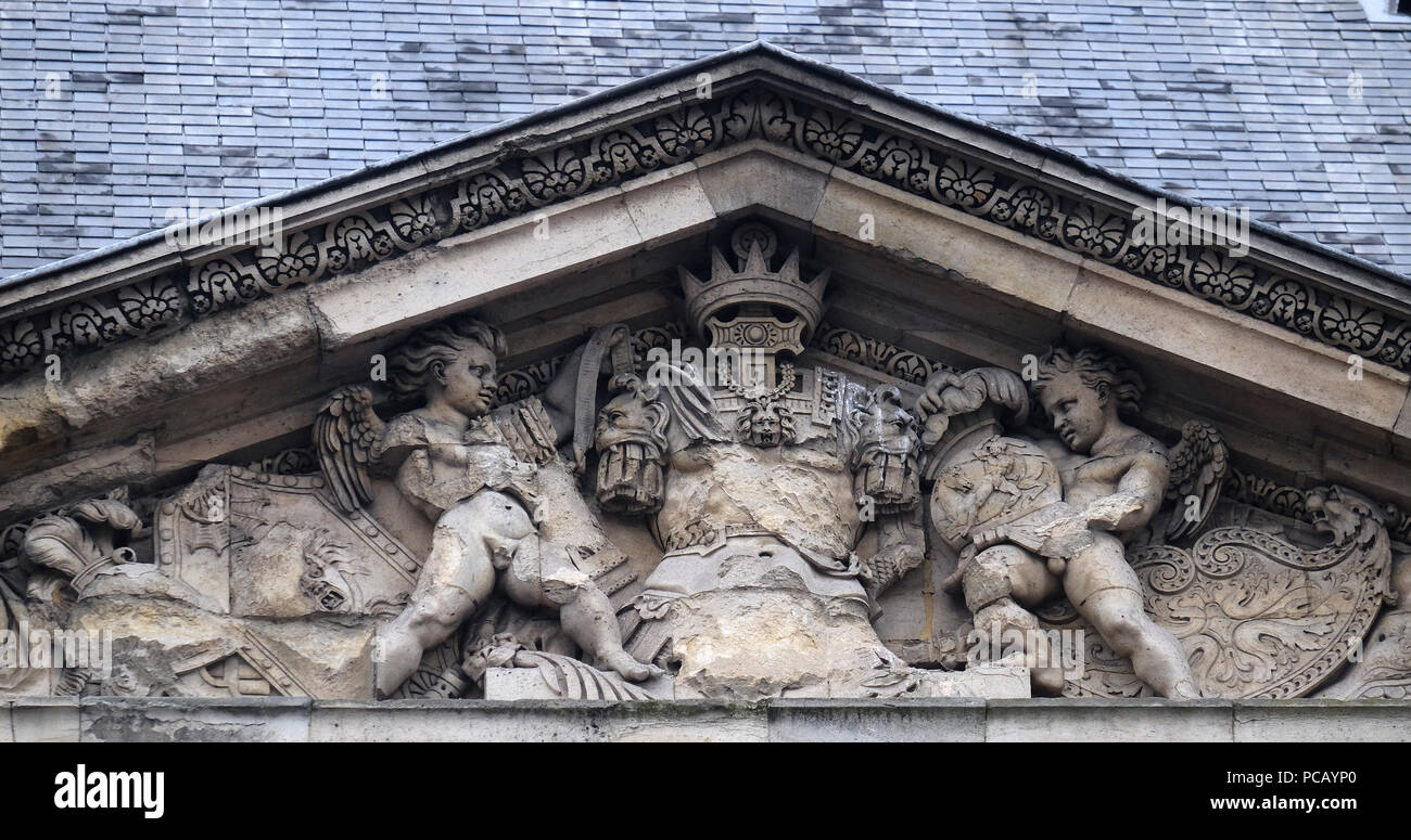 Frammenti architettonici del palazzo del Louvre. Il museo del Louvre è uno dei più grandi e più visitato musei di tutto il mondo e uno dei maggiori caratteristico di Parigi Foto Stock