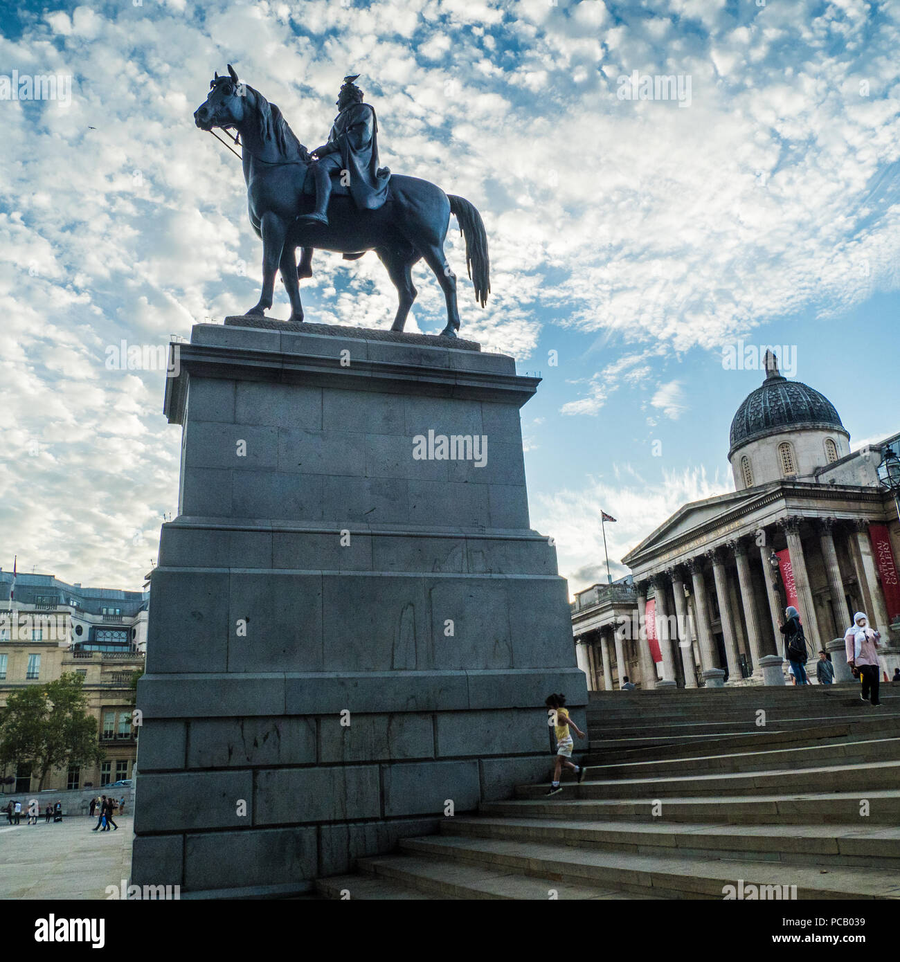 Trafalgar Square a Westminster con la statua equestre in bronzo di Giorgio IV, Londra e la Galleria Nazionale dietro, Inghilterra Foto Stock