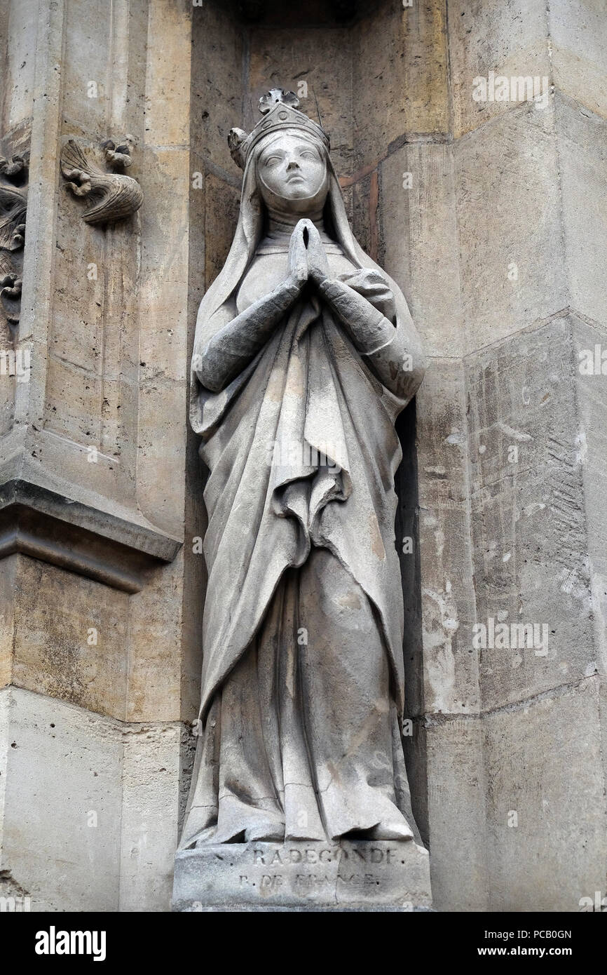 San Radegund statua sul portale del Saint Germain l'Auxerrois chiesa a Parigi, Francia Foto Stock