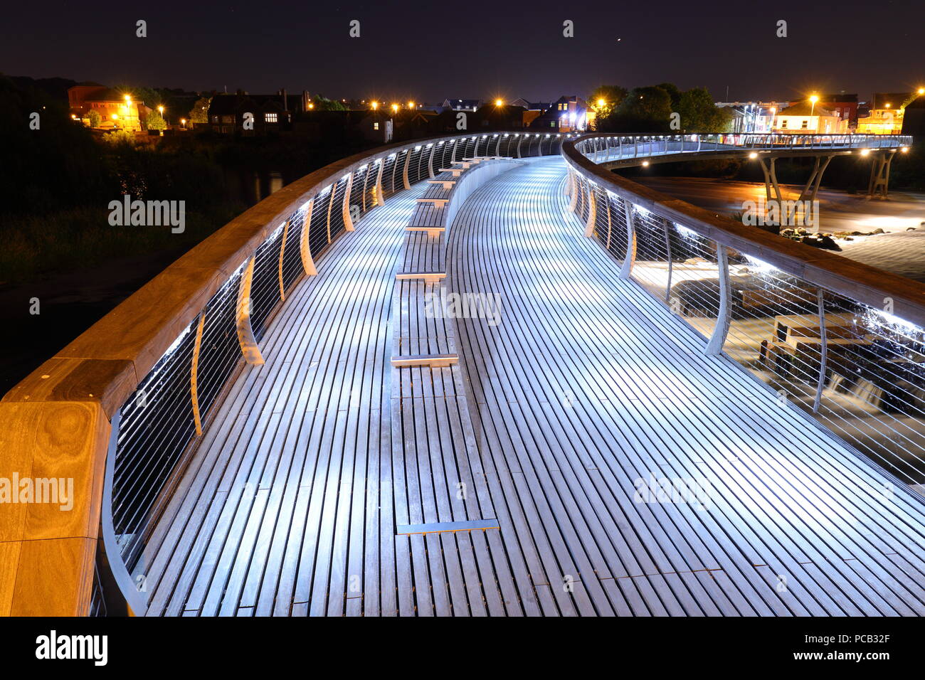 Il Millennium Bridge sul fiume Aire a Castleford di notte Foto Stock