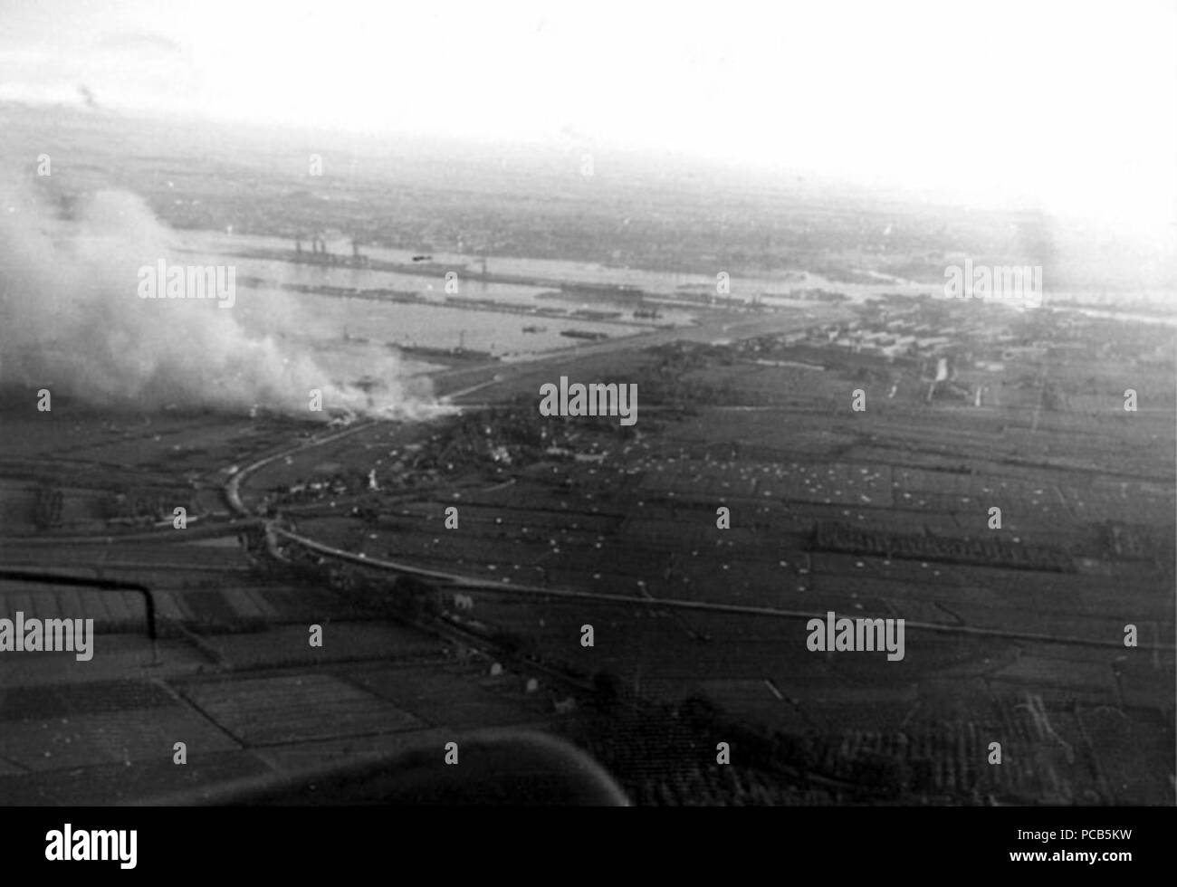 Aeroporto Waalhaven bombardata dai tedeschi, 1940. Foto Stock