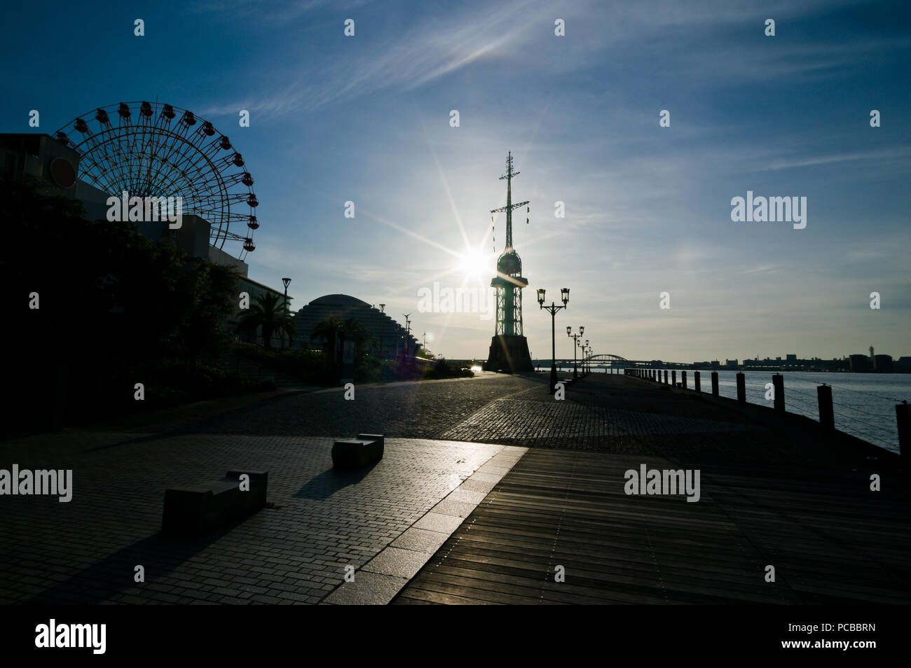Sole di mattina e Silhouette nel porto di Kobe terra, nella prefettura di Hyogo, Giappone Foto Stock
