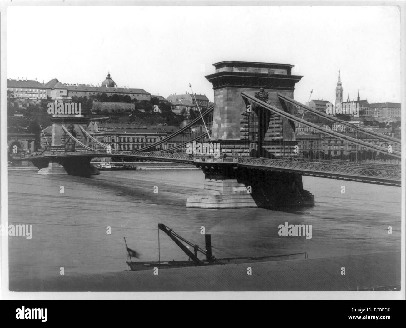 Vista del fiume e del ponte, con la città in backgrd. 1900-1923 Budapest Foto Stock