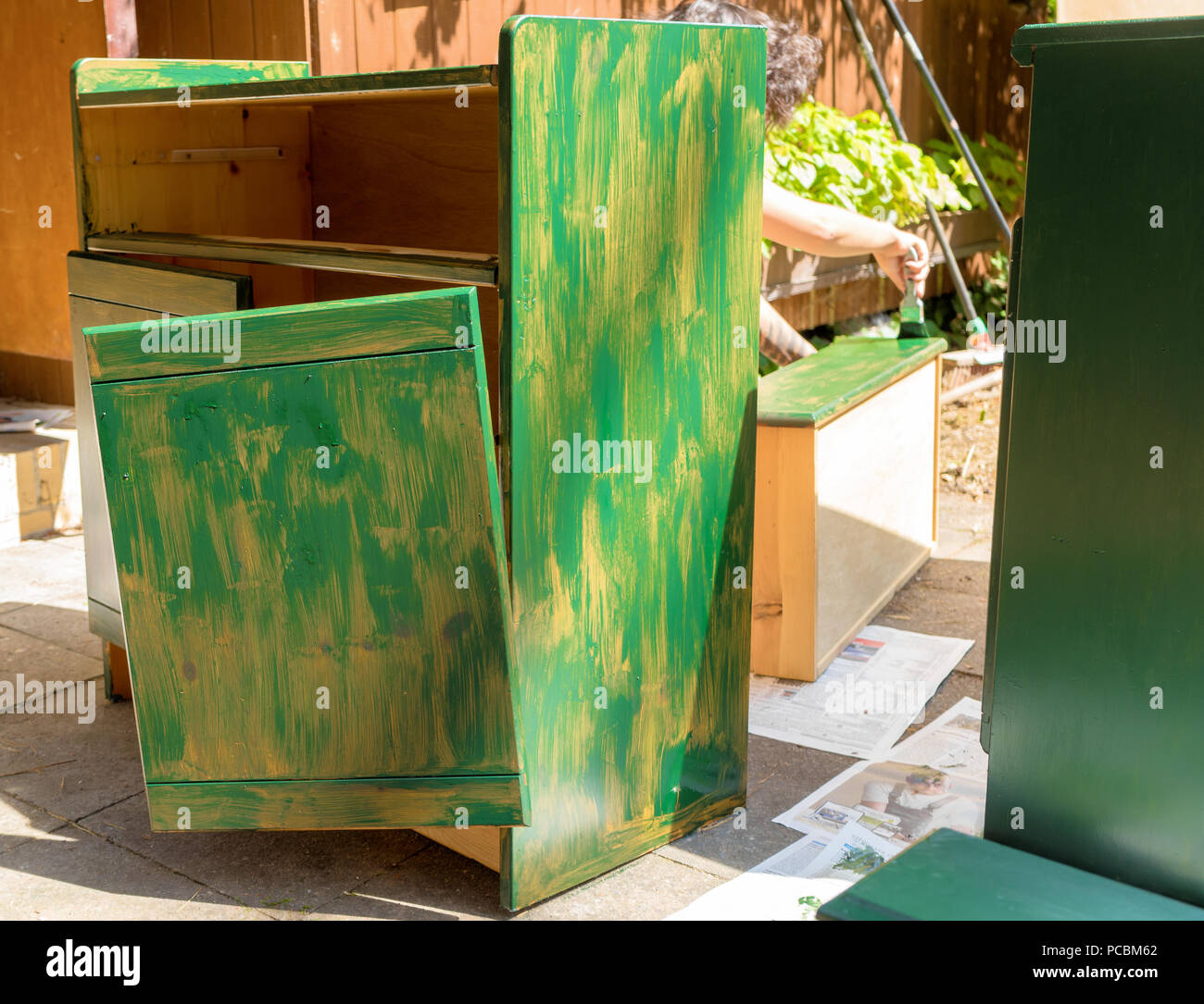 Vecchio armadio rotto, che viene preparata con un primo strato di vernice  verde per ulteriori riparazioni e ristrutturazioni, fai da te Foto stock -  Alamy