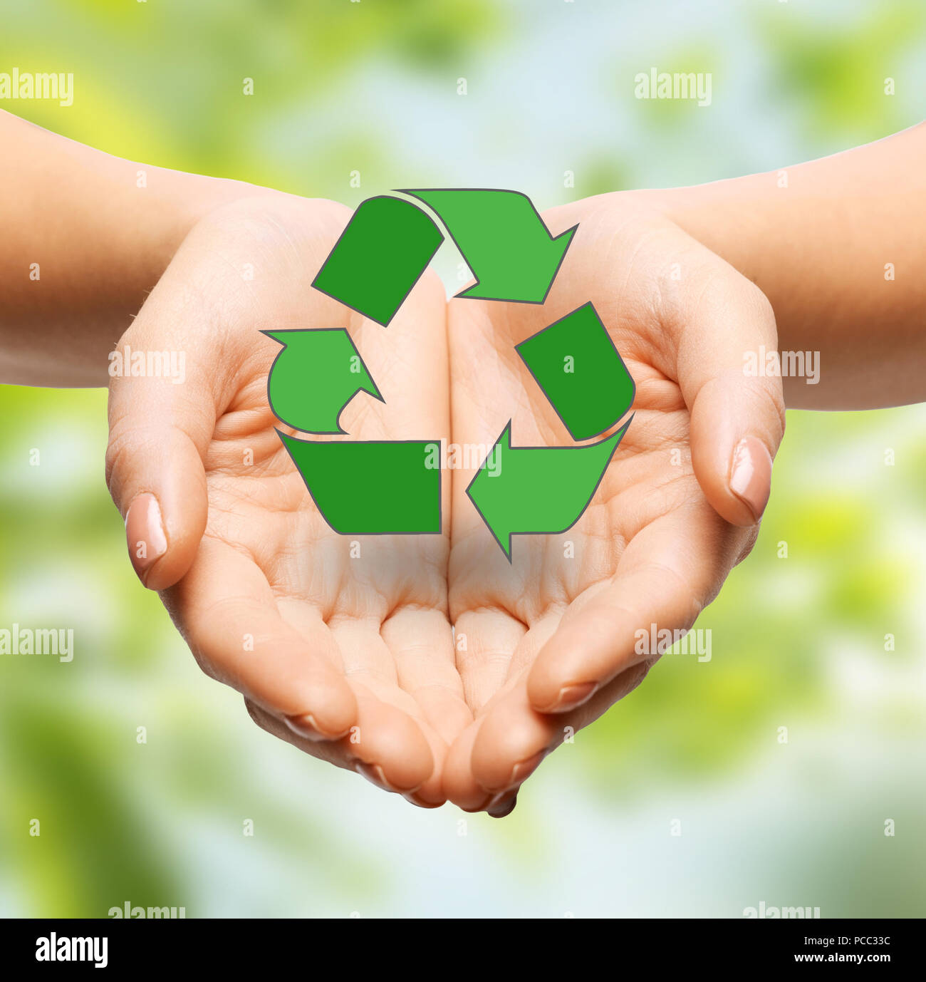 Close up di mani verde segno di riciclaggio Foto Stock