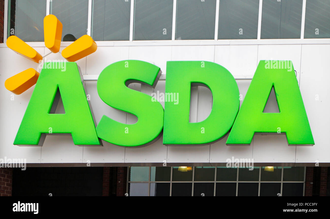 ASDA superstore logo Drayton High Road, Hellesdon, Norwich, Norfolk, Inghilterra, Regno Unito, Europa. Foto Stock