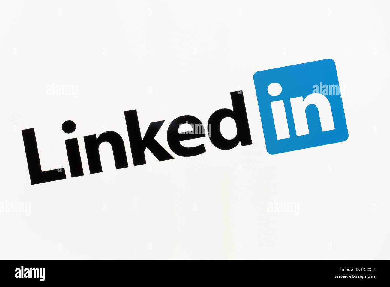 Linkedin logo sullo schermo di un computer. Linkedin è un business e servizio di occupazione che opera tramite i siti web e le applicazioni per dispositivi mobili Foto Stock