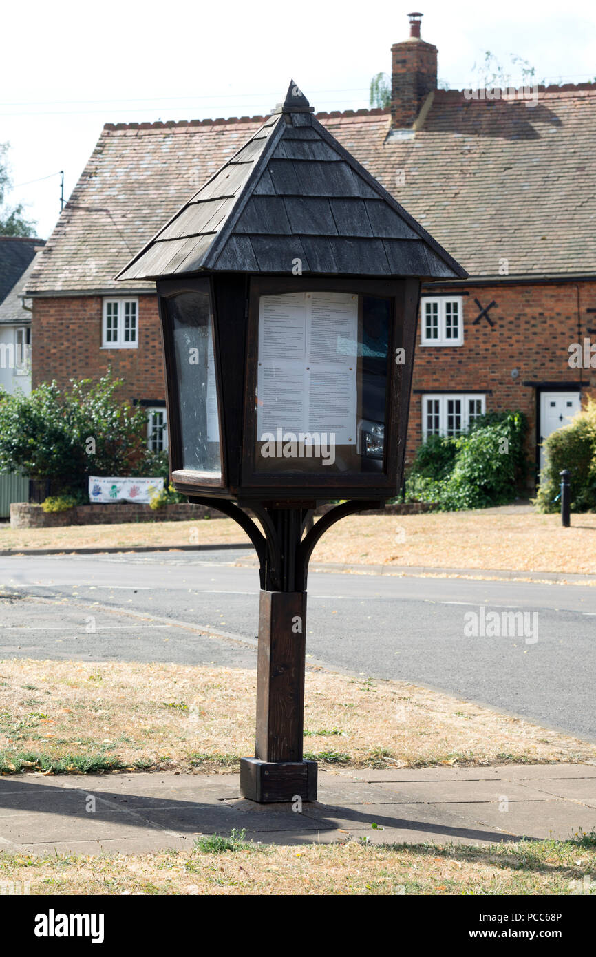 Villaggio consiglio parrocchiale avvisi, Guilsborough, Northamptonshire, England, Regno Unito Foto Stock