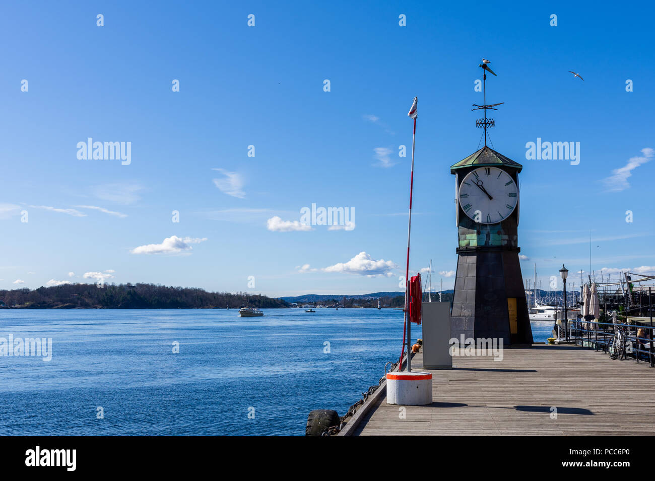 Orologio collocato presso la Aker Brygge pier su una bella e soleggiata giornata di primavera,Oslo, Norvegia Foto Stock