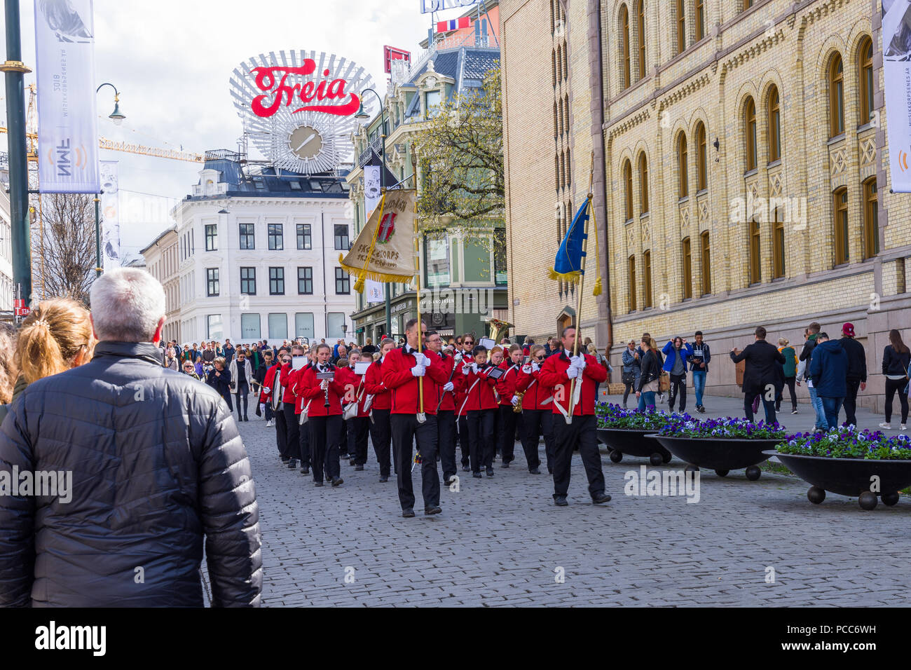 OSLO, Norvegia 28 APRILE 2018: Bande musicali sfilano per le strade di Oslo, Norvegia Foto Stock
