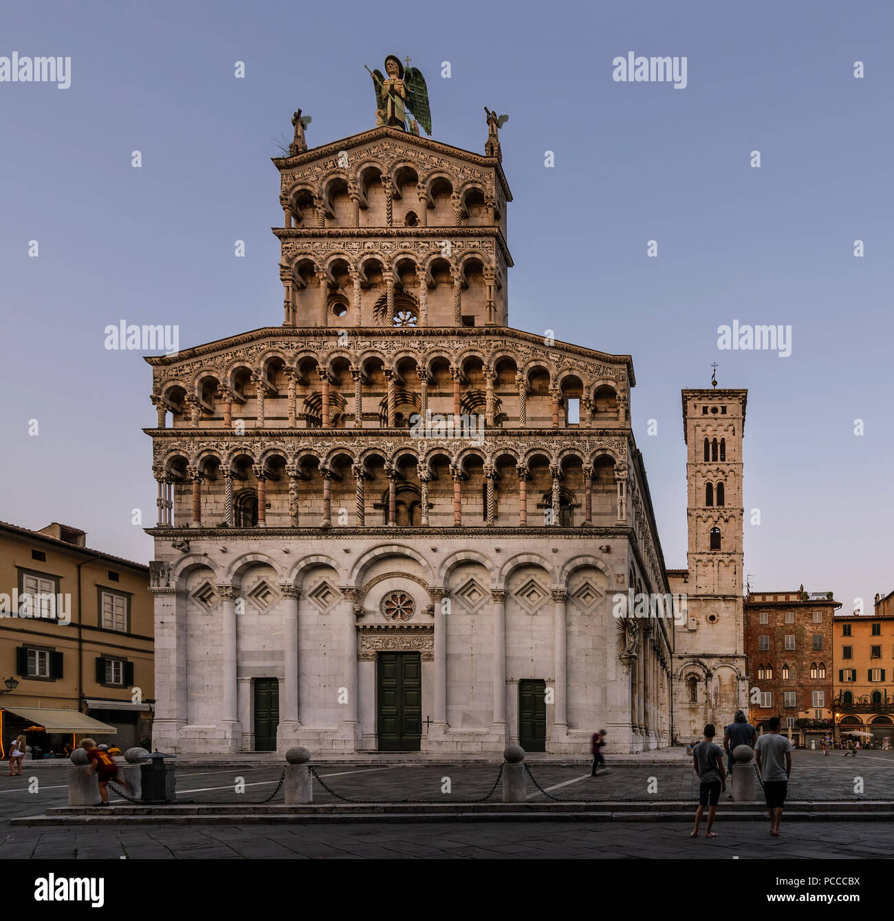 La bella chiesa di San Michele in Foro al blue ora Lucca, Toscana, Italia Foto Stock