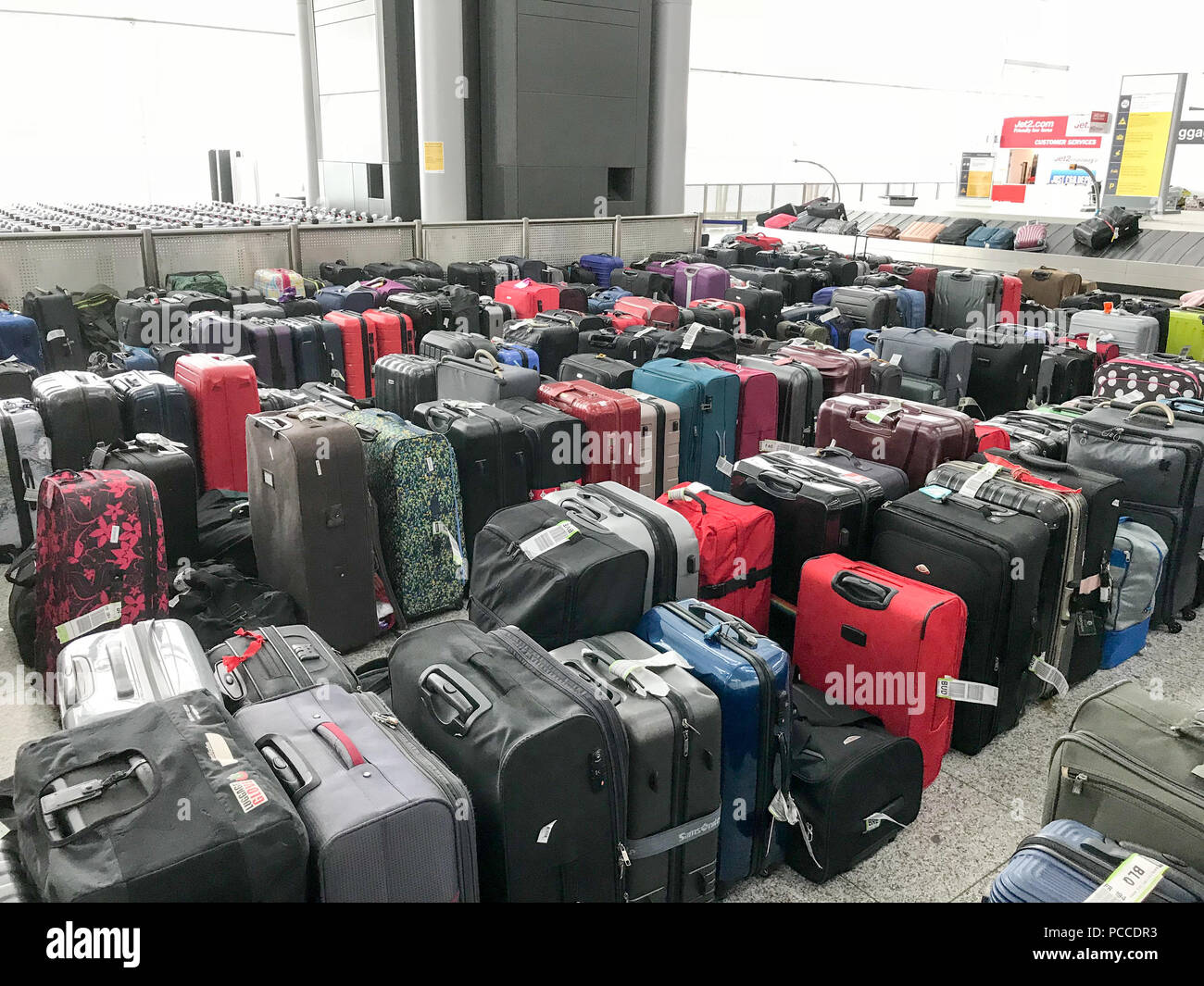Alcuni di oltre un migliaio di valigie abbandonate a sinistra presso  l'aeroporto di Stansted in Essex domenica pomeriggio in attesa di essere  raccolti dai passeggeri che hanno perso i loro bagagli nel