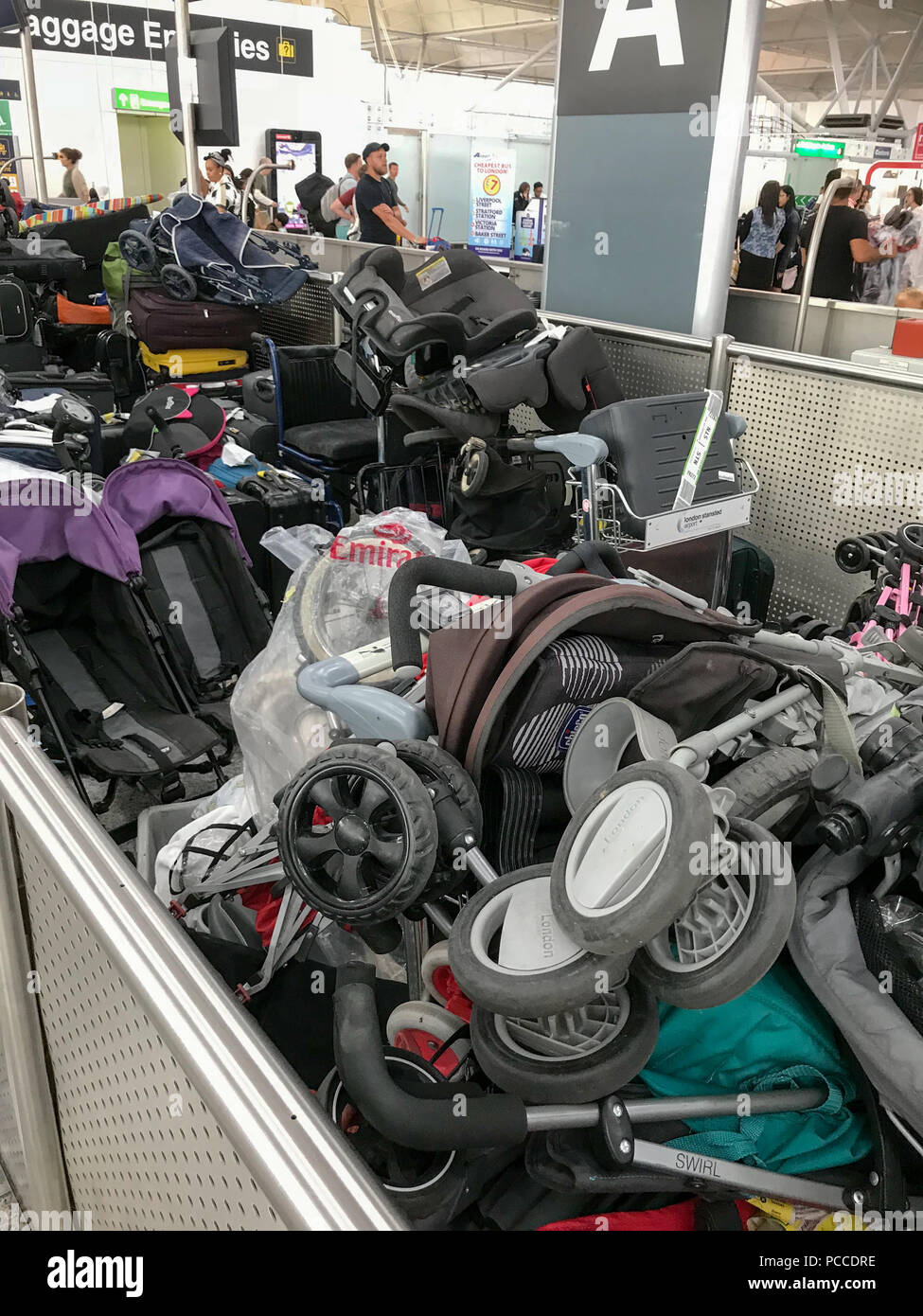 Alcuni di oltre un migliaio di valigie abbandonate a sinistra presso l'aeroporto di Stansted in Essex domenica pomeriggio in attesa di essere raccolti dai passeggeri che hanno perso i loro bagagli nel caos durante il fine settimana. Più di un migliaio di valigie giacciono abbandonati nel reclamo bagagli all'Aeroporto di Stansted oggi (Sun) dopo un fine settimana di caos. Centinaia di non reclamata borse e valigie sono state lasciate nella zona del bagaglio dopo Ryanair voli cancellati dopo i temporali di venerdì. Il bilancio della compagnia aerea voli annullati il Venerdì ed il sabato e oggi, lasciando centinaia di migliaia di vacanzieri fumante. Voli Foto Stock