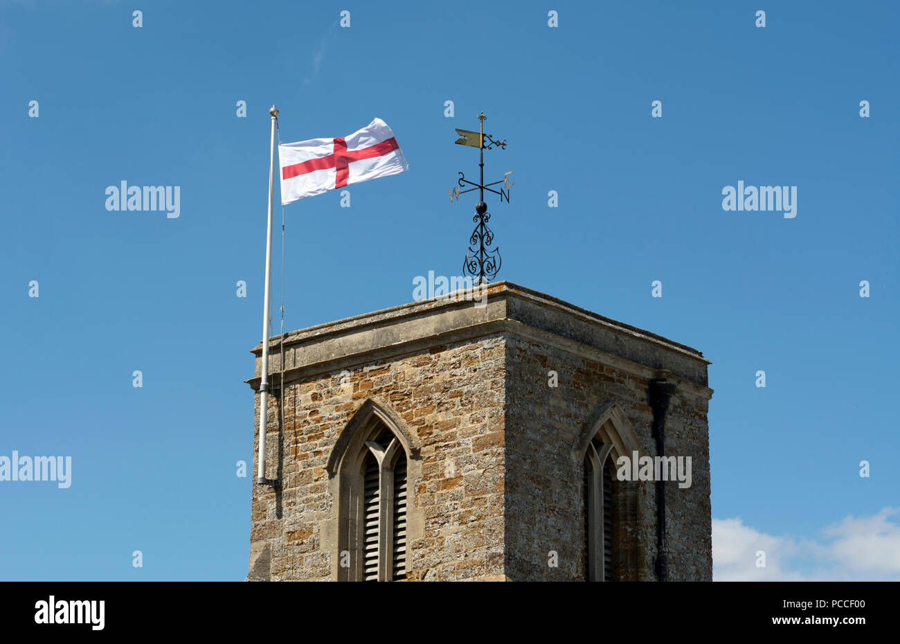 Bandiera di Saint George a volare su Sant'Elena è la Chiesa, Sibbertoft, Northamptonshire, England, Regno Unito Foto Stock