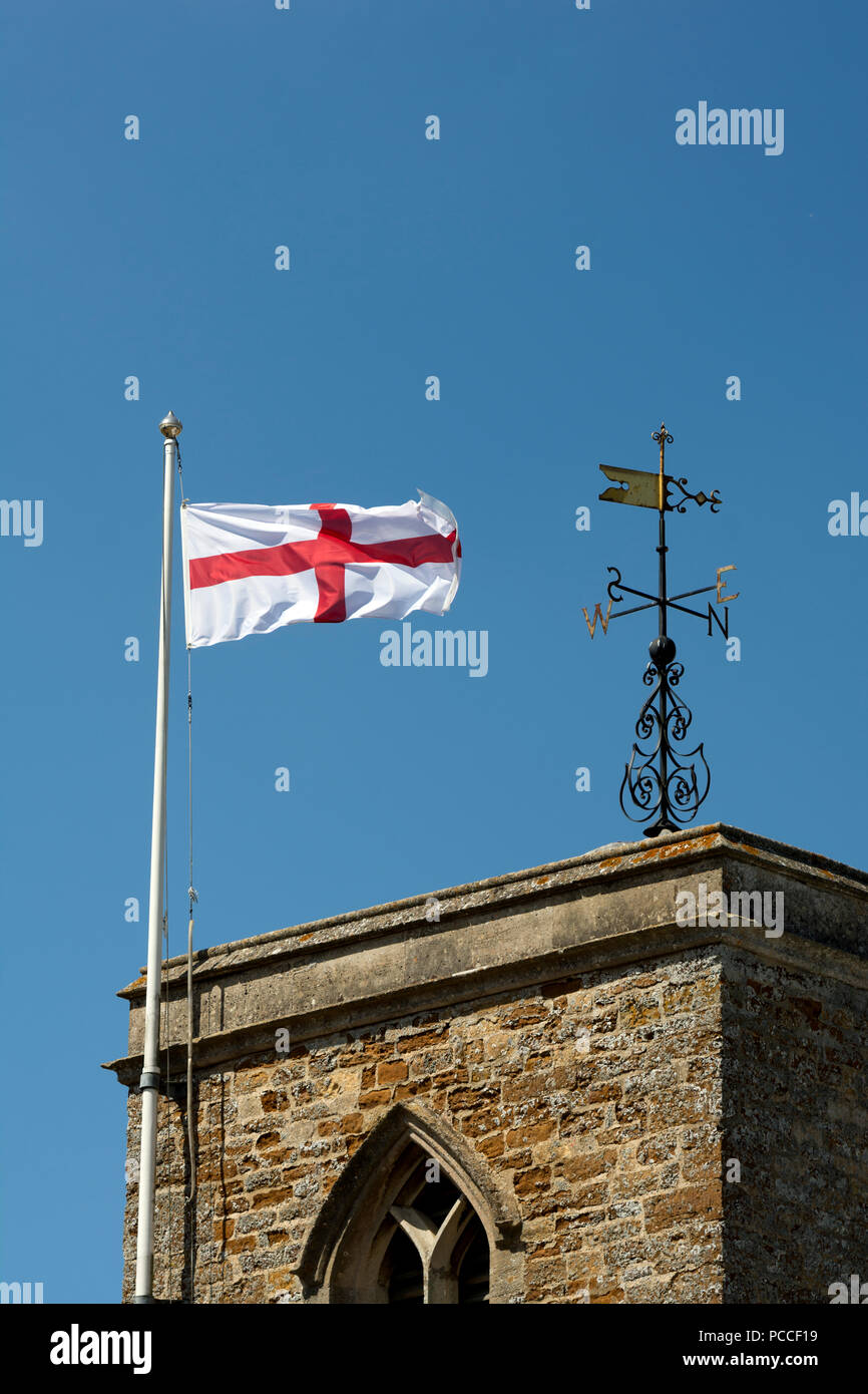 Bandiera di Saint George a volare su Sant'Elena è la Chiesa, Sibbertoft, Northamptonshire, England, Regno Unito Foto Stock