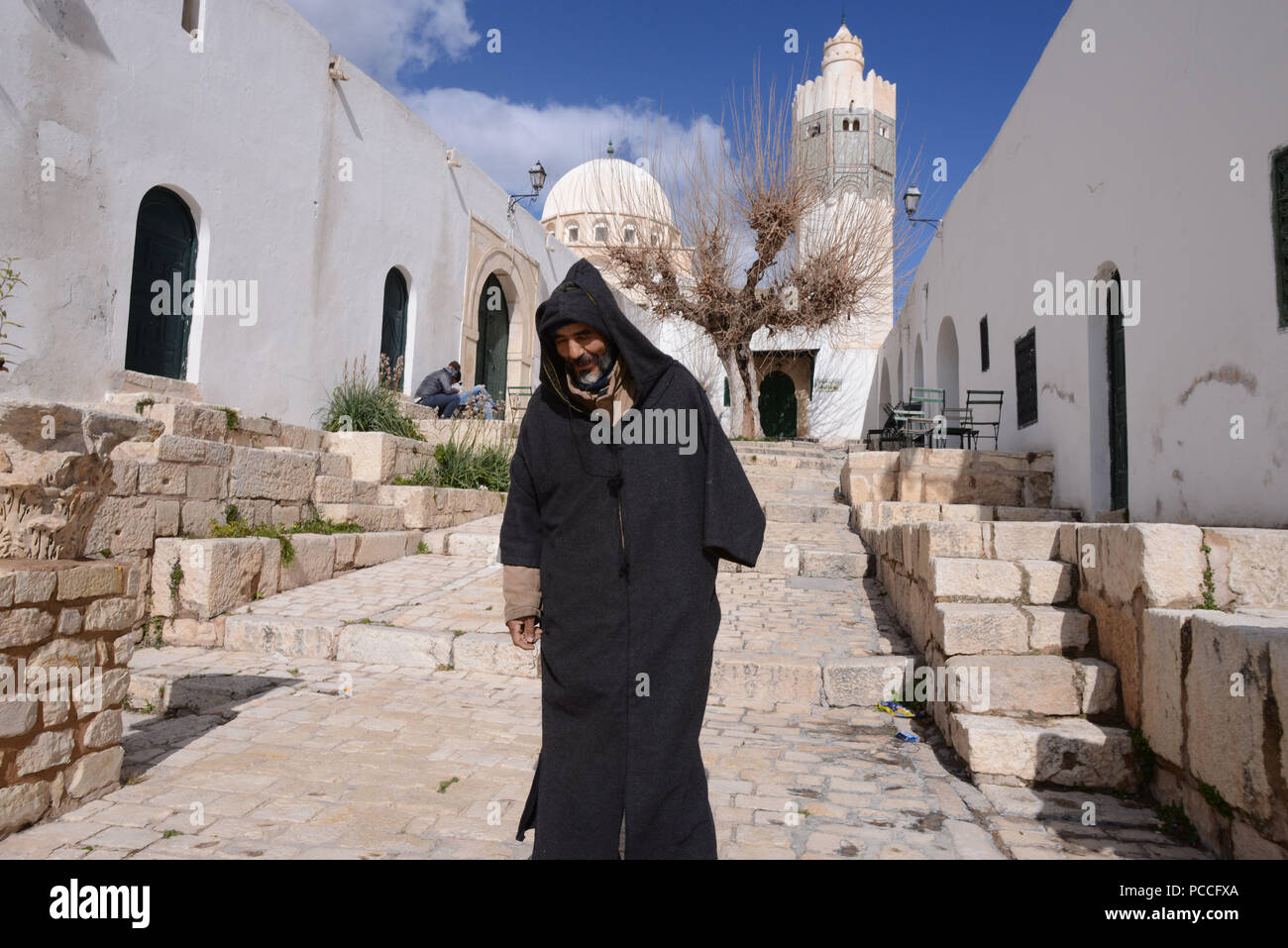 Febbraio 14, 2013 - El Kef, Tunisia: membri dell associazione di salvaguardia della città vecchia di El Kef a lavorare vicino al cattedrale Bizantina e Sidi Bou Makhlouf santuario Sufi. Decine di simili santuari Sufi sono stati mirati e bruciate dagli islamisti radicali in tutto il paese. Des membres de l'Association pour la Sauvegarde du patrimoine d'El Kef patrouillent pres de la Cathedrale bizantina et du mausolee Sidi Bou Makhlouf. *** La Francia / NESSUNA VENDITA A MEDIA FRANCESI *** Foto Stock