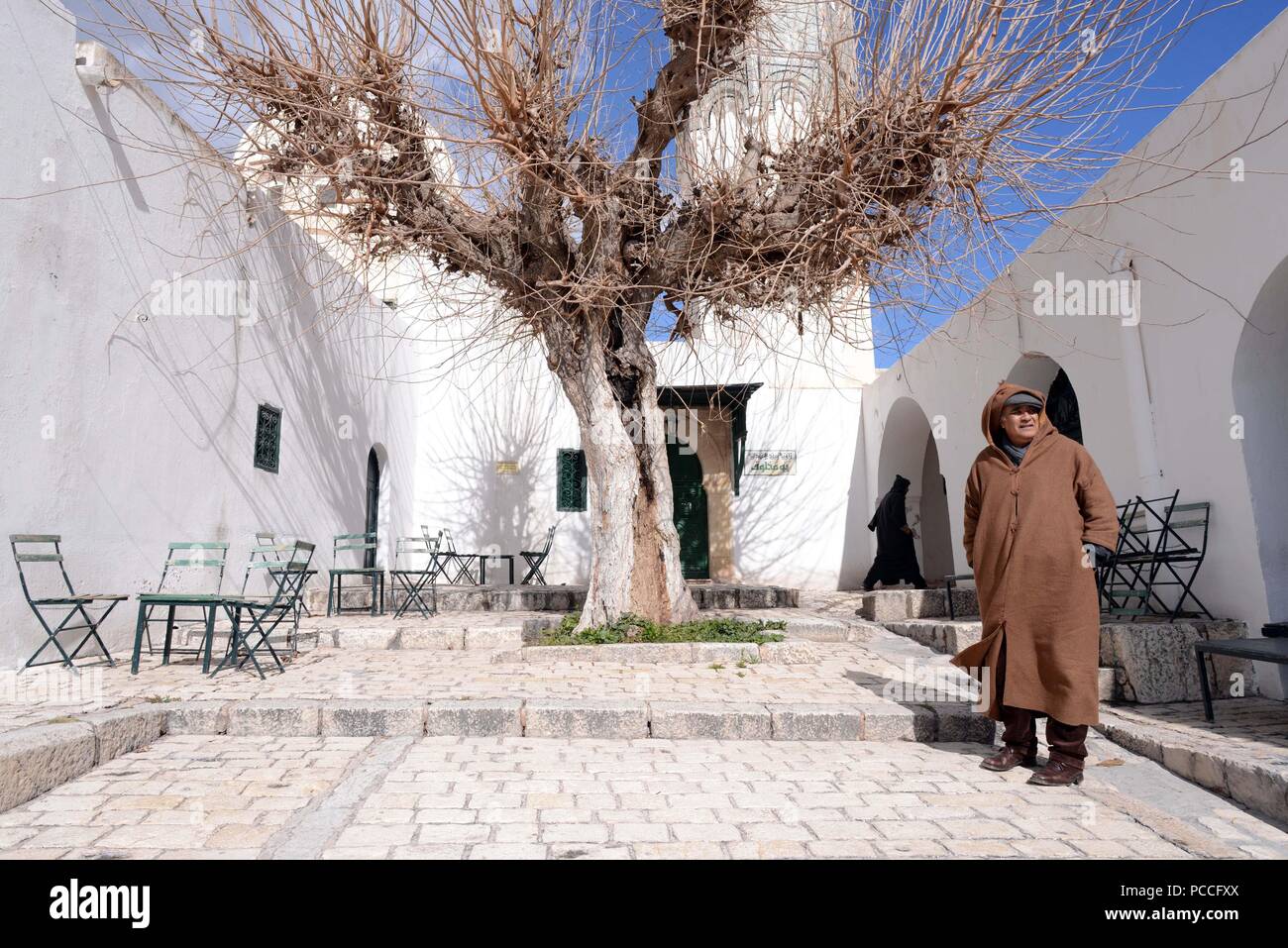 Febbraio 14, 2013 - El Kef, Tunisia: membri dell associazione di salvaguardia della città vecchia di El Kef a lavorare vicino al cattedrale Bizantina e Sidi Bou Makhlouf santuario Sufi. Decine di simili santuari Sufi sono stati mirati e bruciate dagli islamisti radicali in tutto il paese. Des membres de l'Association pour la Sauvegarde du patrimoine d'El Kef patrouillent pres de la Cathedrale bizantina et du mausolee Sidi Bou Makhlouf. *** La Francia / NESSUNA VENDITA A MEDIA FRANCESI *** Foto Stock