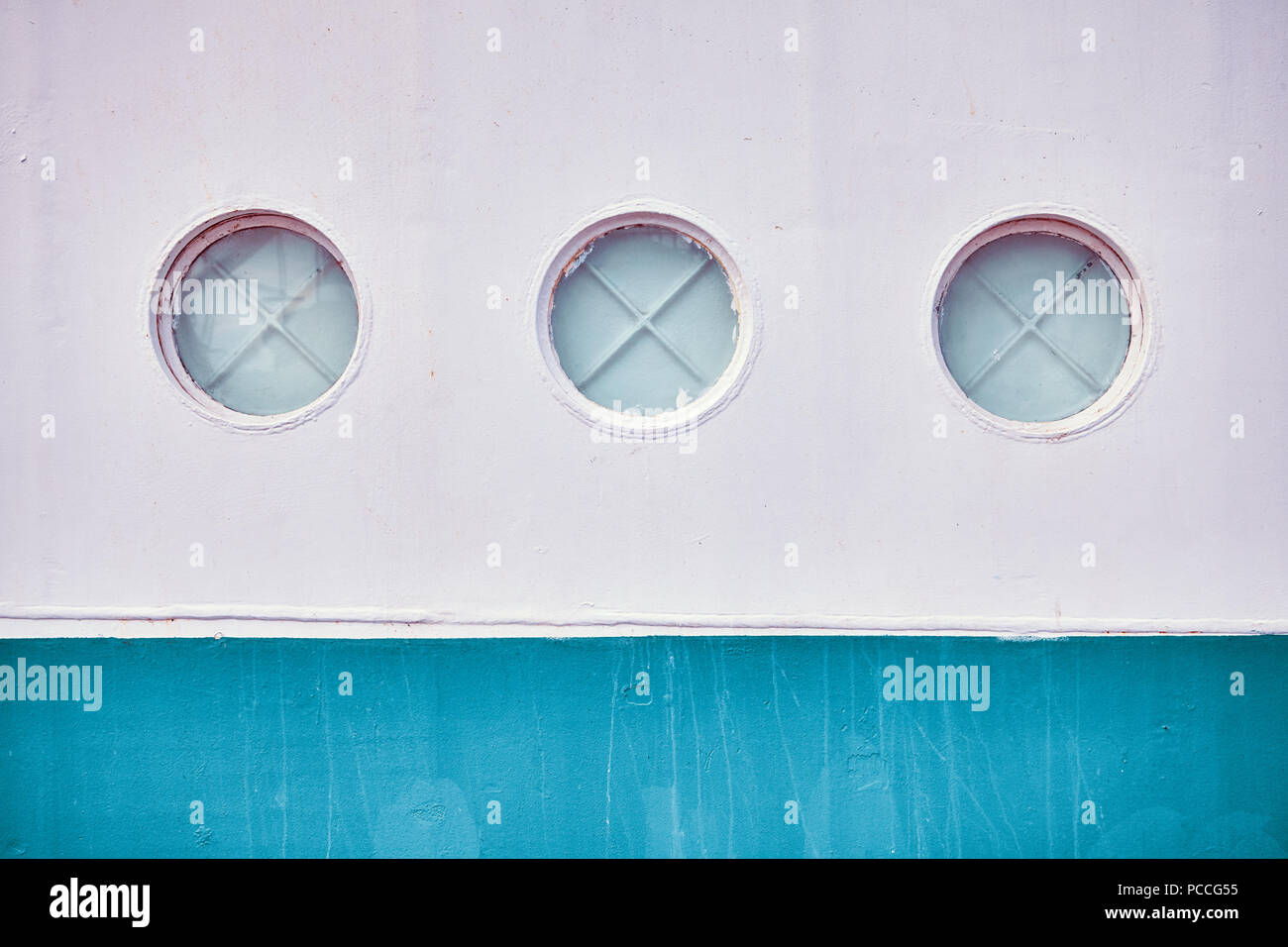 Dai toni rétro vicino la foto di una vecchia nave lato con oblò. Foto Stock