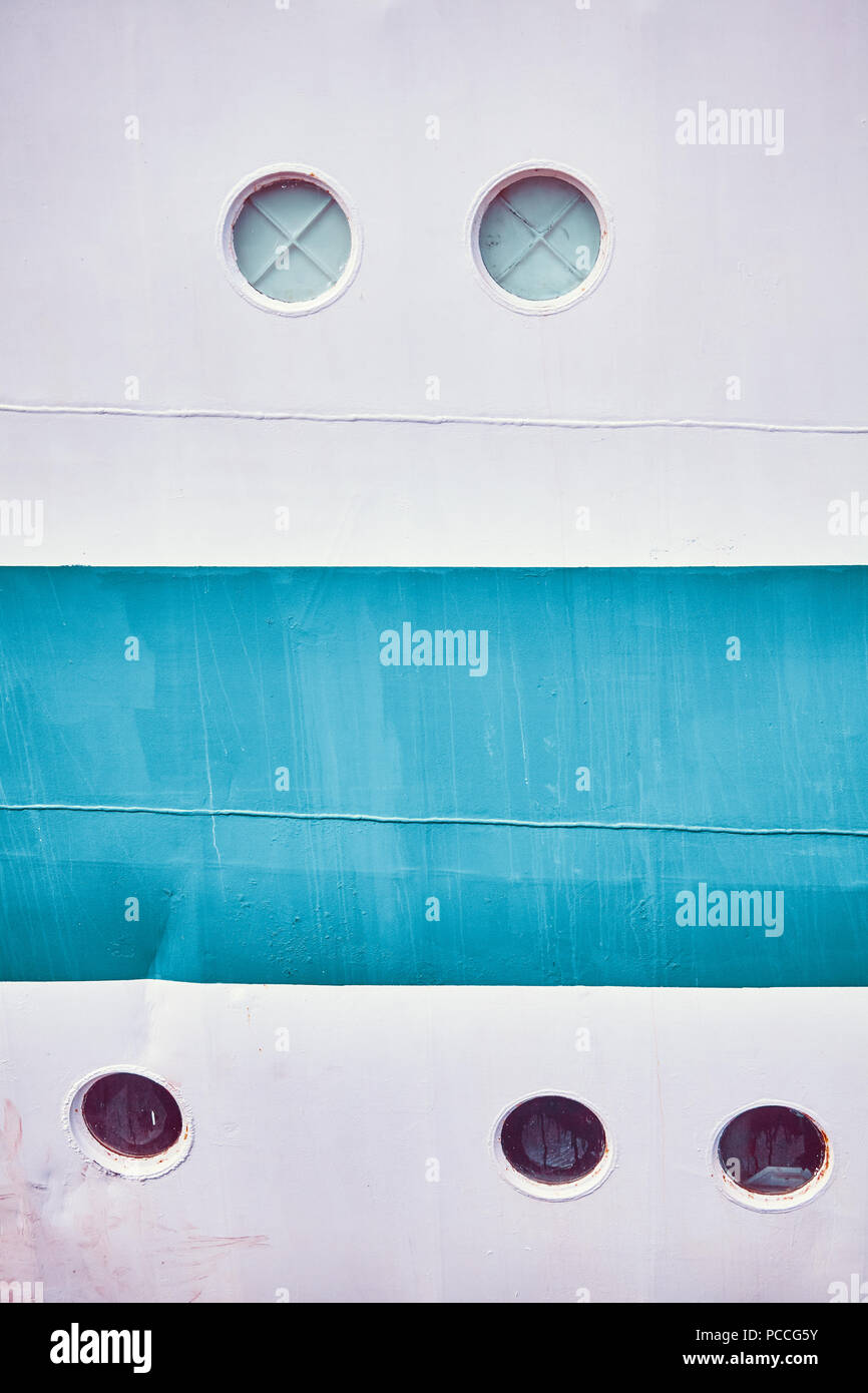 Dai toni rétro vicino la foto di una vecchia nave lato con oblò. Foto Stock
