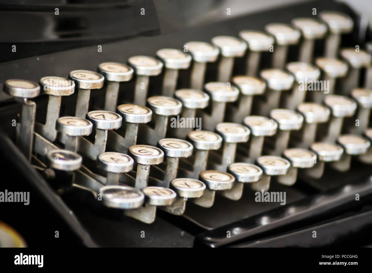 Antica macchina da scrivere i tasti vicini fino, il fuoco selettivo Foto Stock