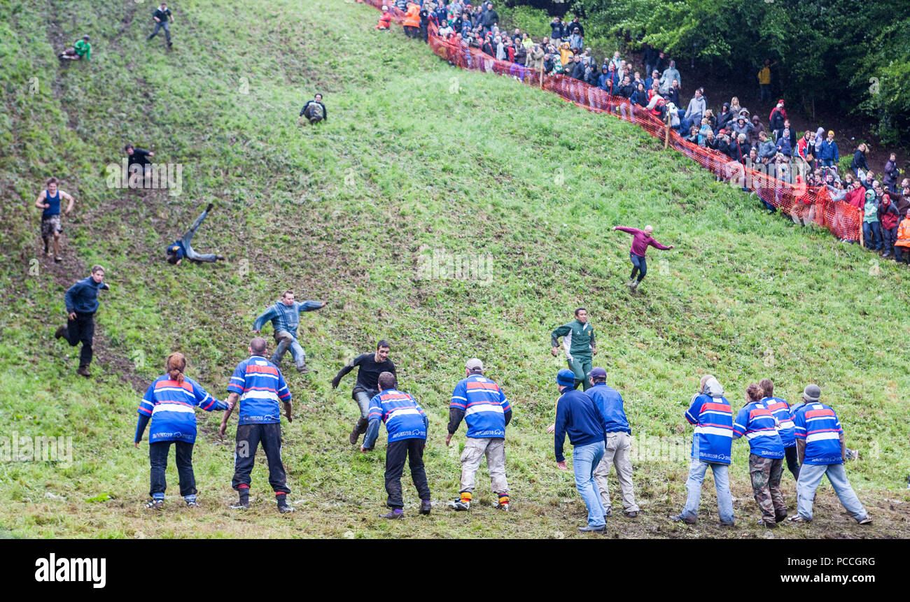 Formaggio,rolling,festival,insolito,evento,tenuto,all'anno,a,Coopers,Hill,Molla,banca,Holiday,Brockworth,vicino,Gloucester,Gloucestershire,l'Inghilterra,inglese,UK. Foto Stock