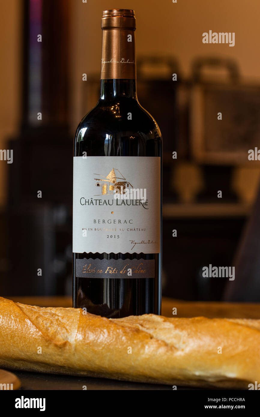 Vino e pane francese Foto Stock