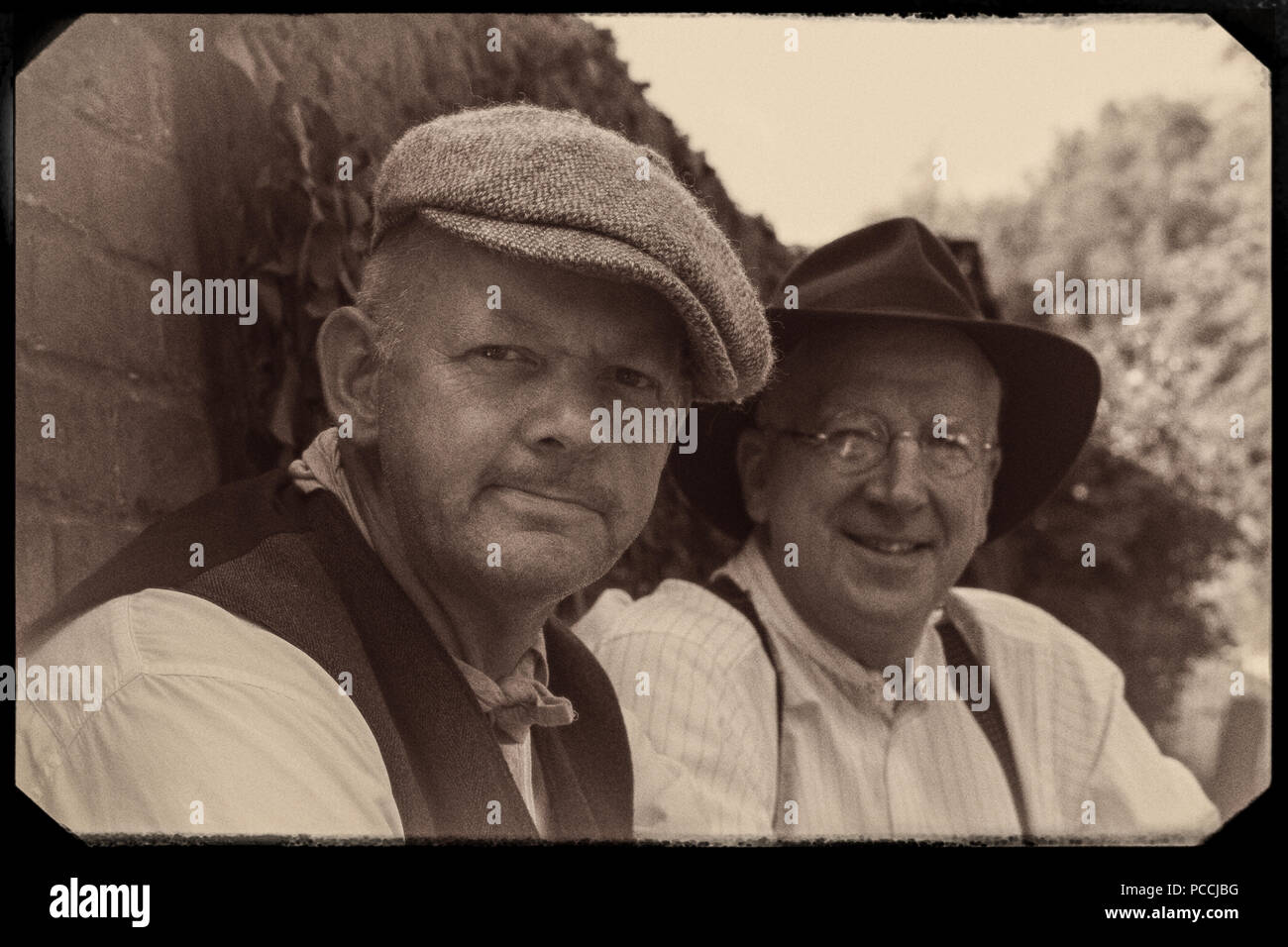 Monocromo, fotografia di vecchio stile di re-enactor maschili, Black Country Living Museum UK, evento bellico degli anni '40. uomini del 1940, lavoratori d'epoca, indossando cappelli. Foto Stock