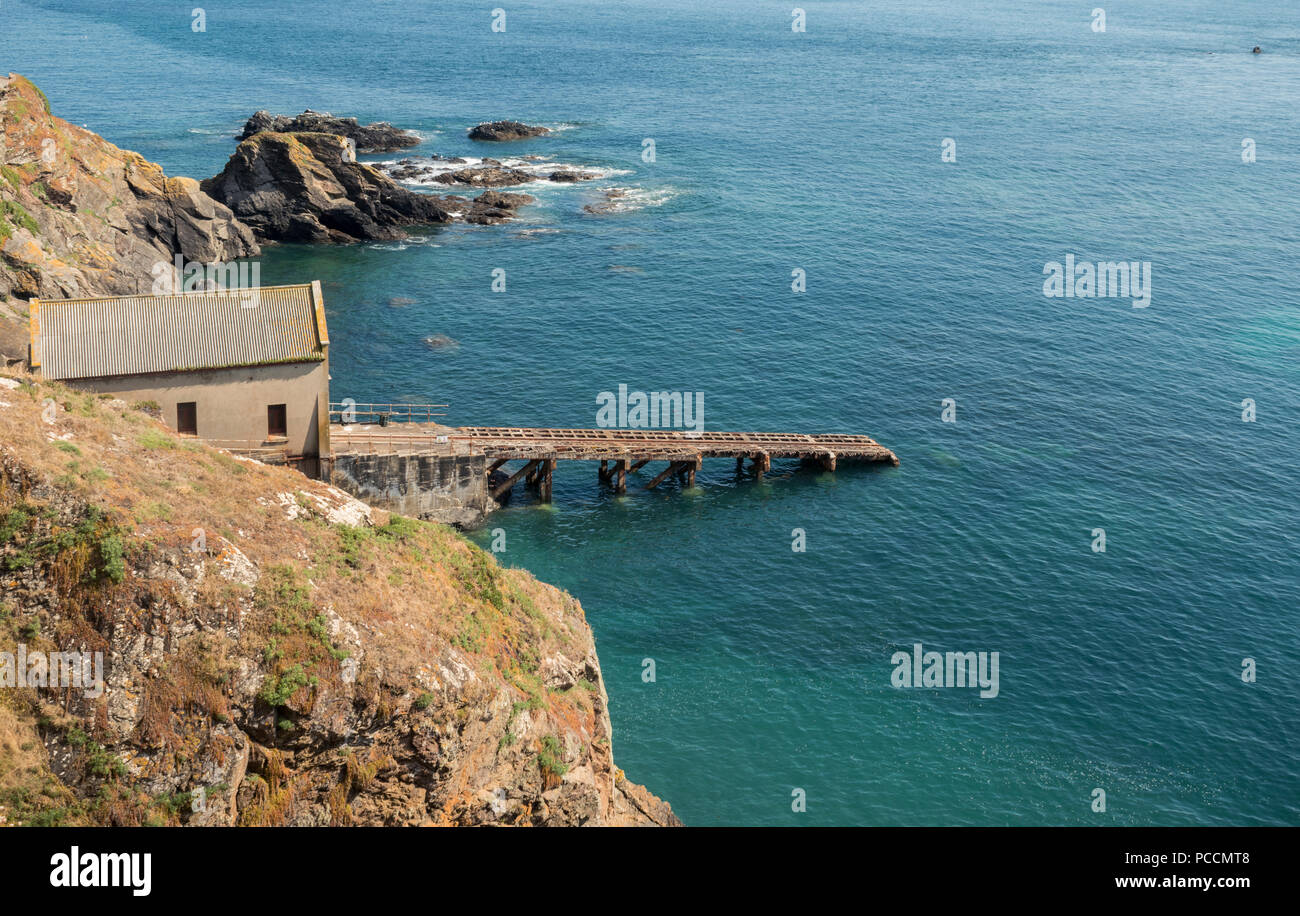 Estate in Inghilterra, passeggiate lungo la costa sud occidentale percorso la vita abbandonata stazione delle barche a Lizard Point, Cornwall Foto Stock