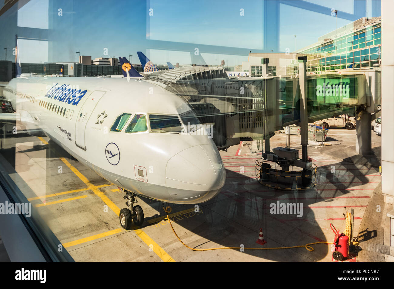 Francoforte, Germania - Luglio 3th, 2018: Un Airbus A321 Stade della compagnia Lufthansa parcheggiata in corrispondenza di un ponte a getto in aeroporto di Francoforte am Main. Foto Stock