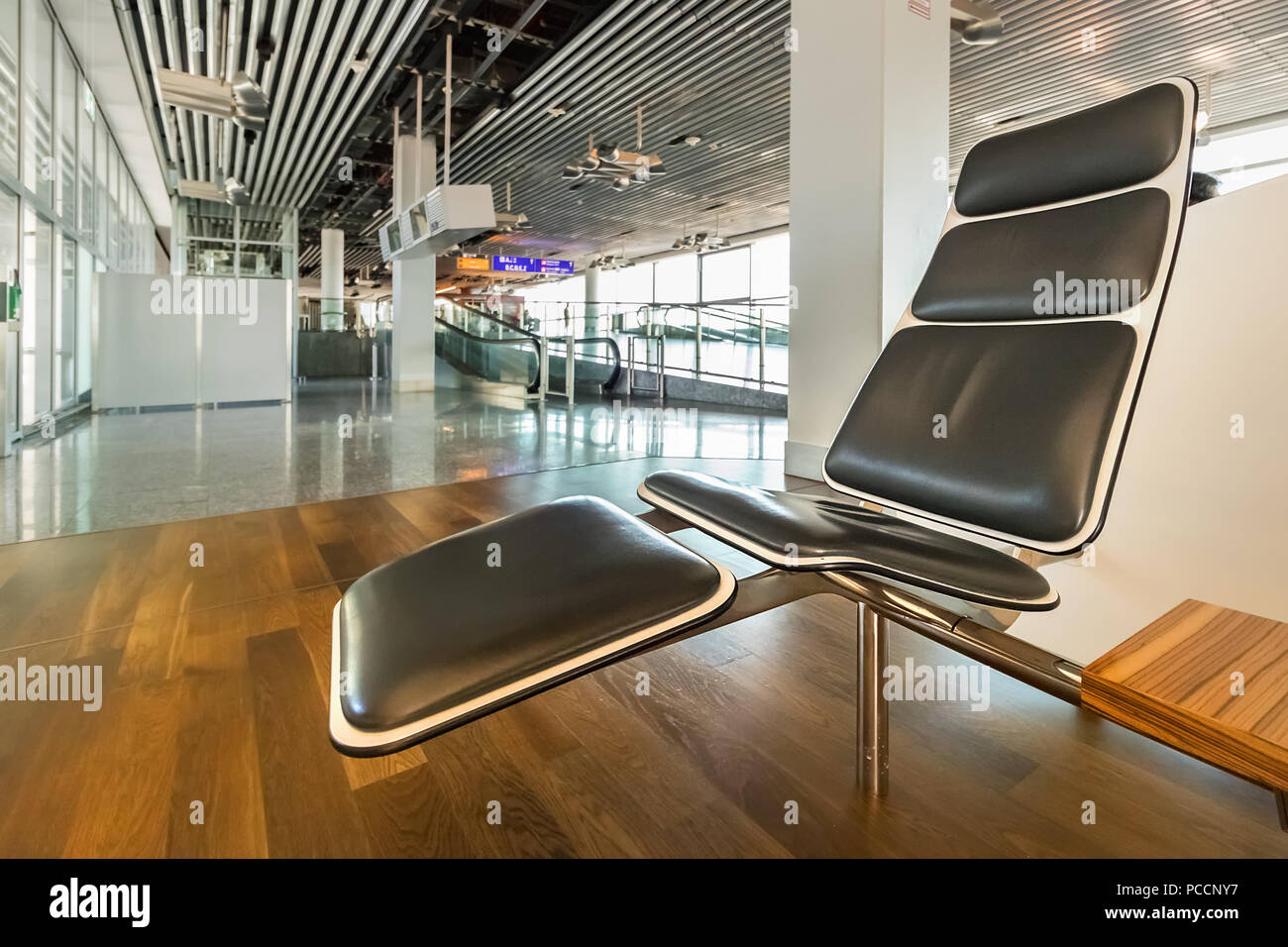 Francoforte, Germania - Luglio 3th, 2018: Chiusura del sedile reclinabile in sala di attesa in aeroporto di Francoforte am Main. Foto Stock