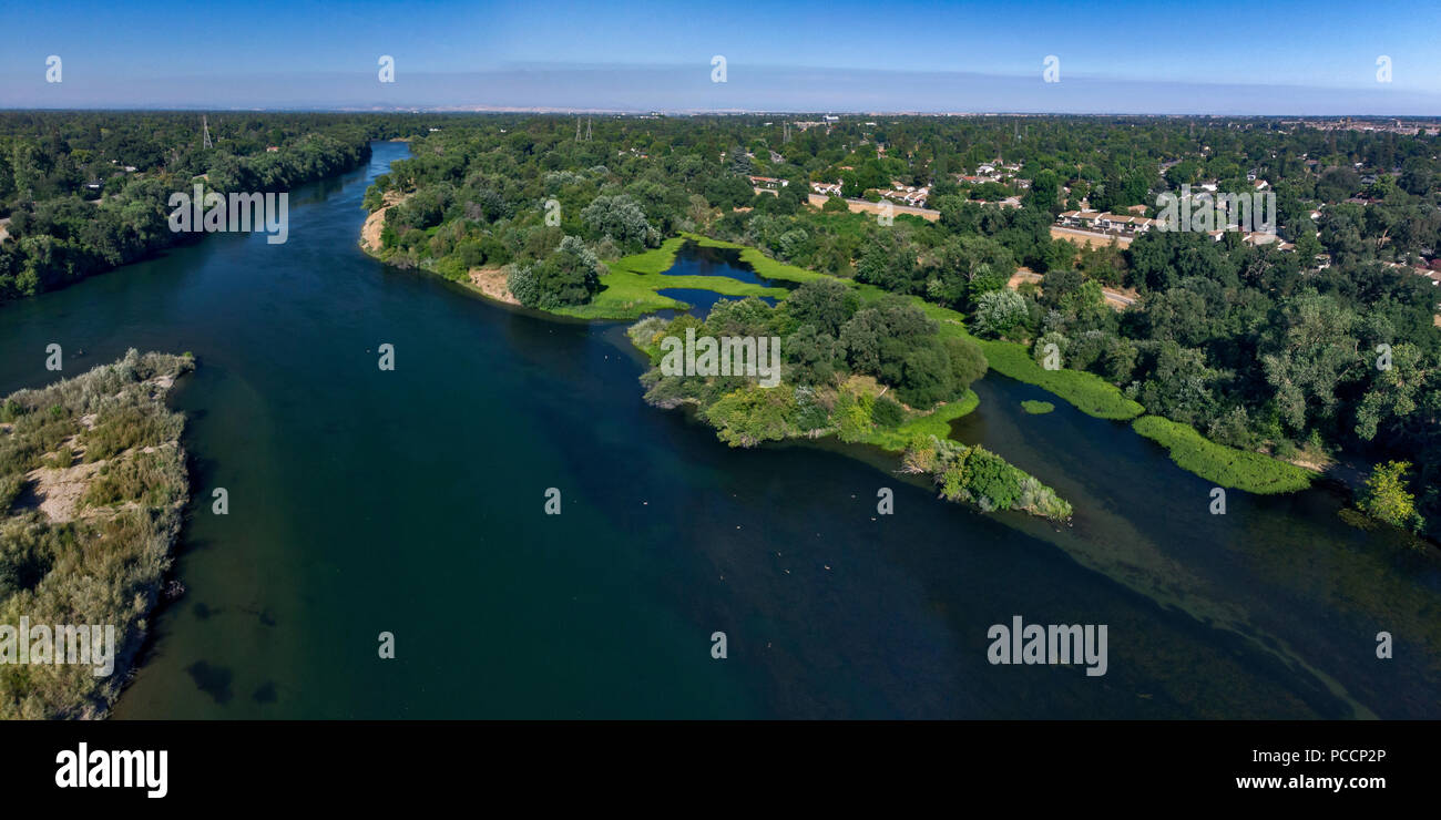 Panoramica vista aerea del fiume americano e comunità circostante a Sacramento, California, Stati Uniti d'America. Foto Stock