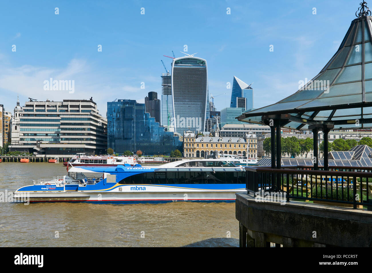 City of London REGNO UNITO dalla banca del sud, con traffico fluviale, su una mattina di sole Foto Stock