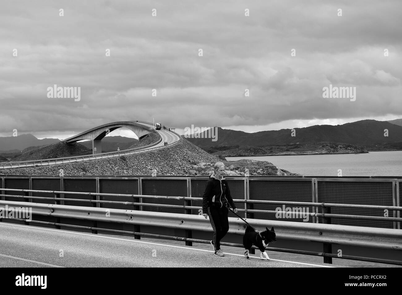 Il Oceano Atlantico Road 8.3-chilometro lungo la sezione di County Road 64 scorre attraverso un arcipelago in Eide e Averoy in More og Romsdal, Norvegia Foto Stock