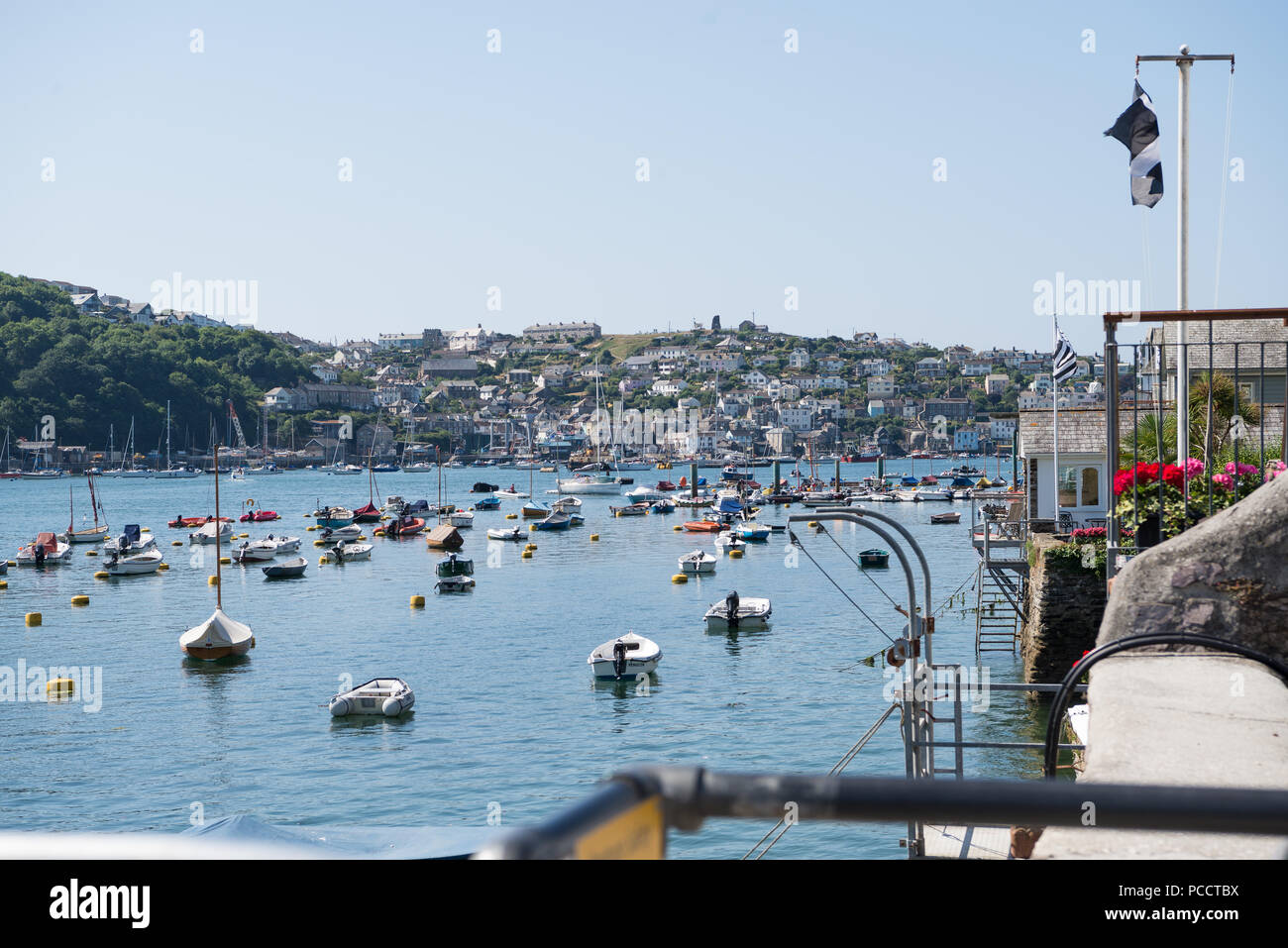 Vista da Fowey attraverso il porto verso il villaggio di Polruan, sul lato est della foce. Le piccole imbarcazioni da diporto sono ormeggiati nell'estuario. Foto Stock