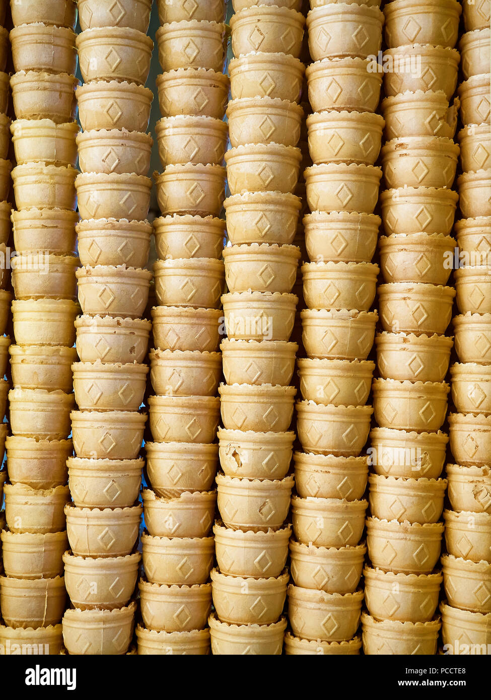 Pila di cialda coni gelato sfondo. Foto Stock