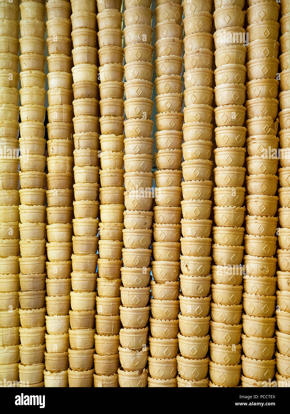 Pila di cialda coni gelato sfondo. Foto Stock